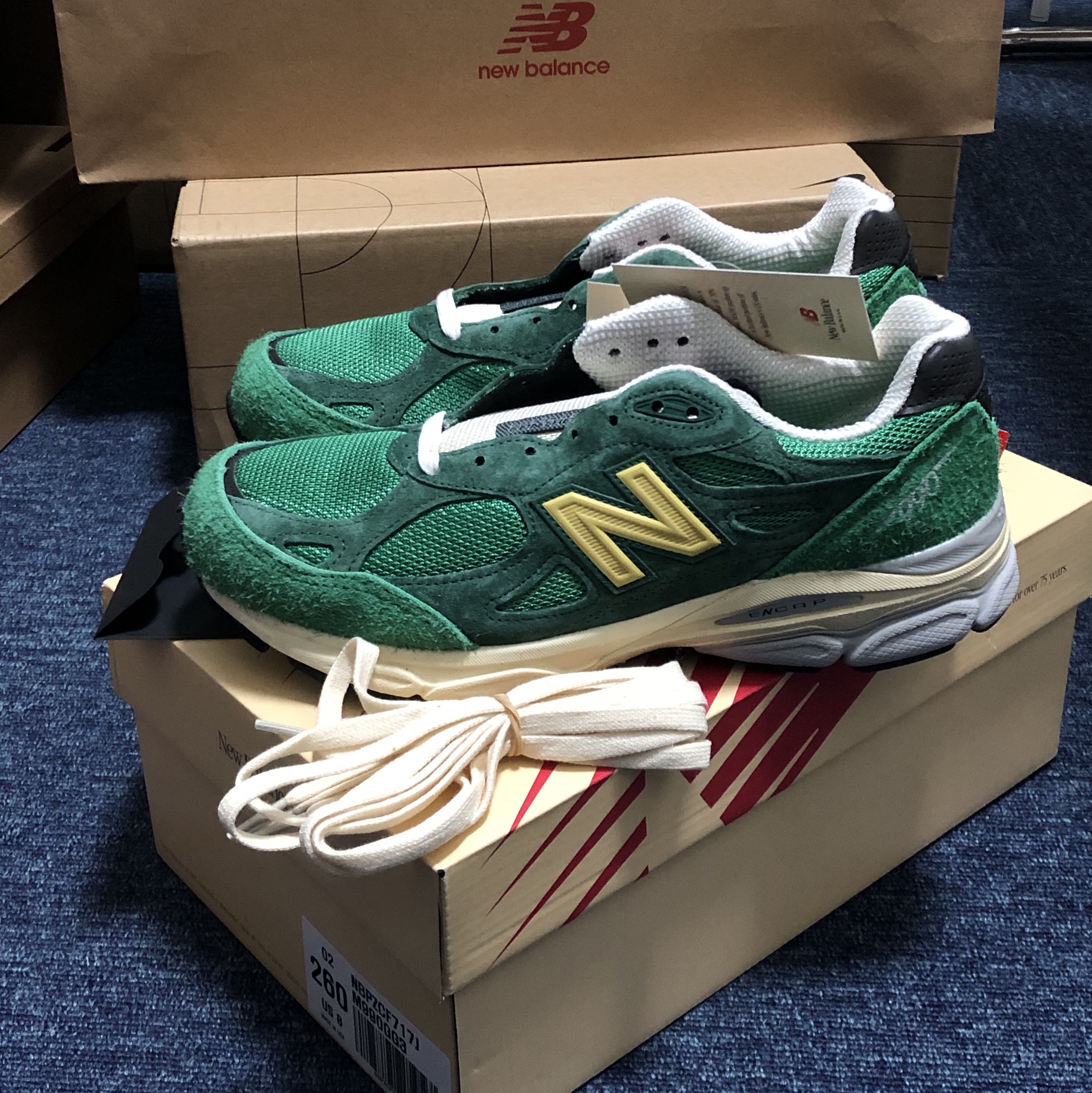 New Balance 990v3 Made in USA Kelly Green Varsity Gold 착용 스타일