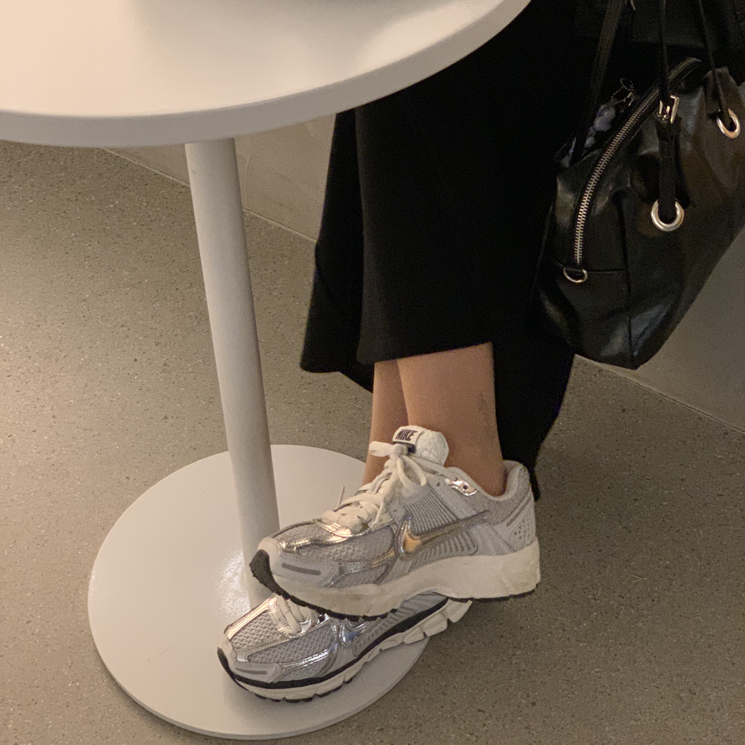 (W) Nike Zoom Vomero 5 Photon Dust and Metallic Silver 착용 스타일 - 3