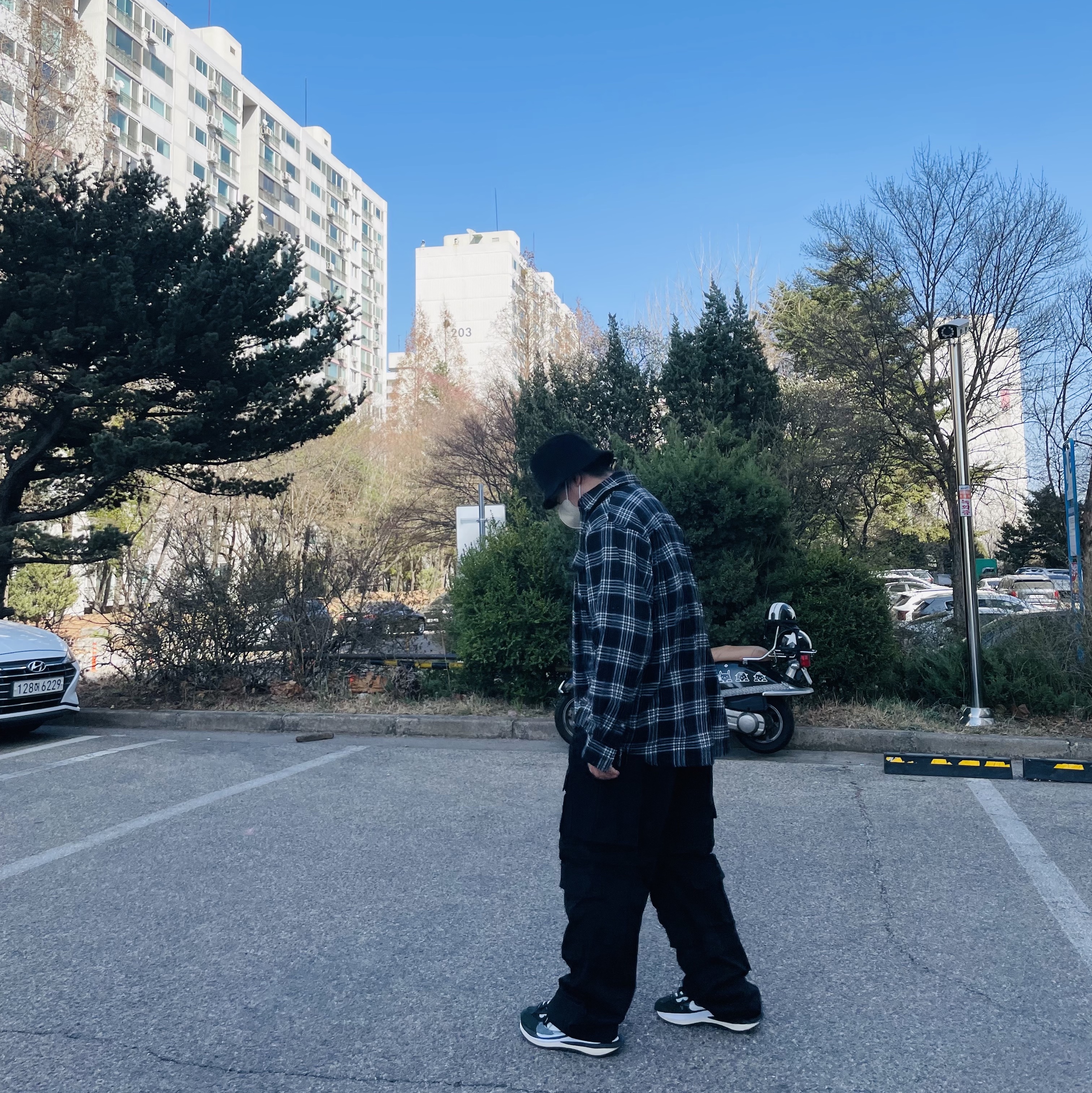 Nike x Sacai VaporWaffle Black White, Nike Futura Corduroy Bucket Black 착용 스타일 - 2