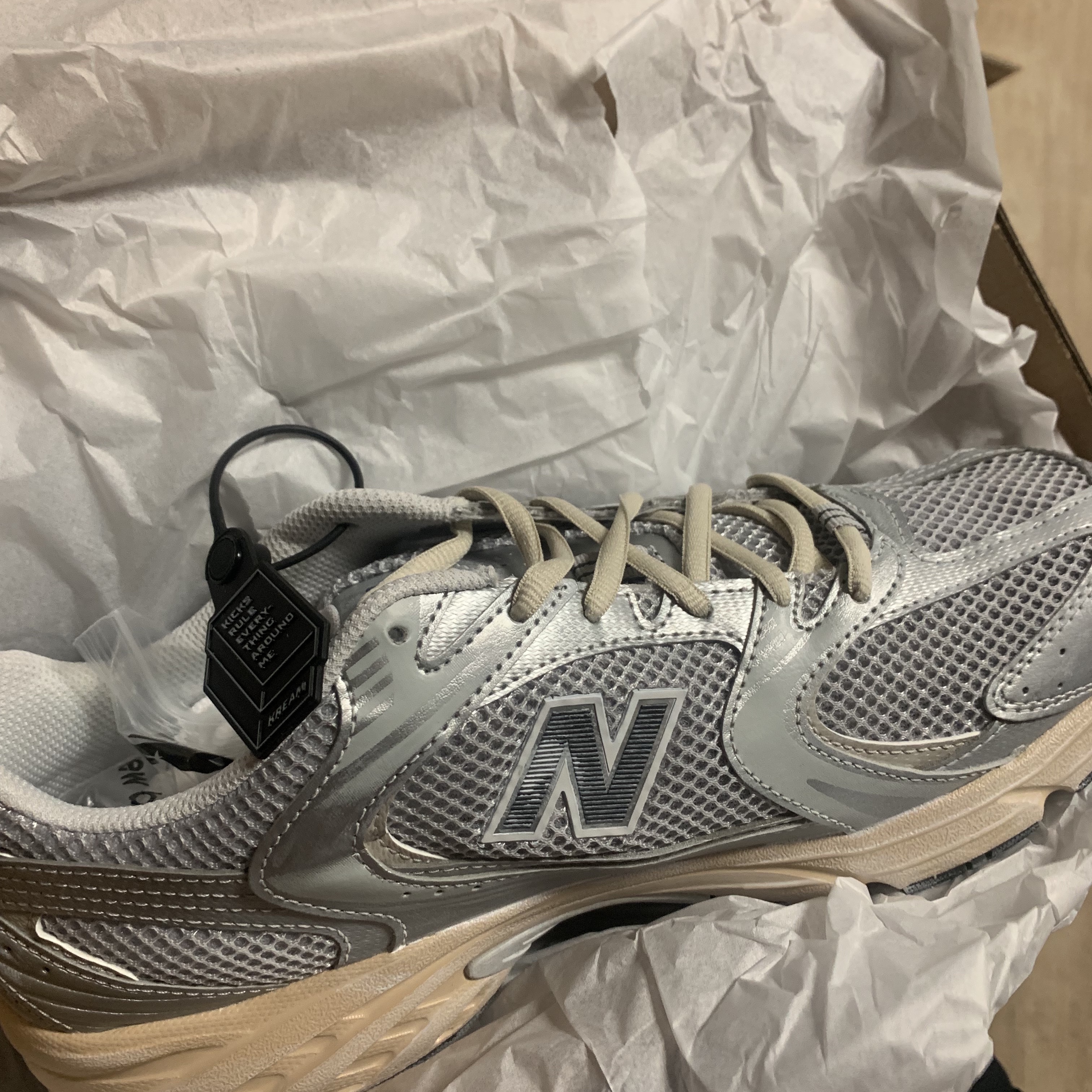 New Balance 530 Vintage Metallic Silver 착용 스타일 - 3