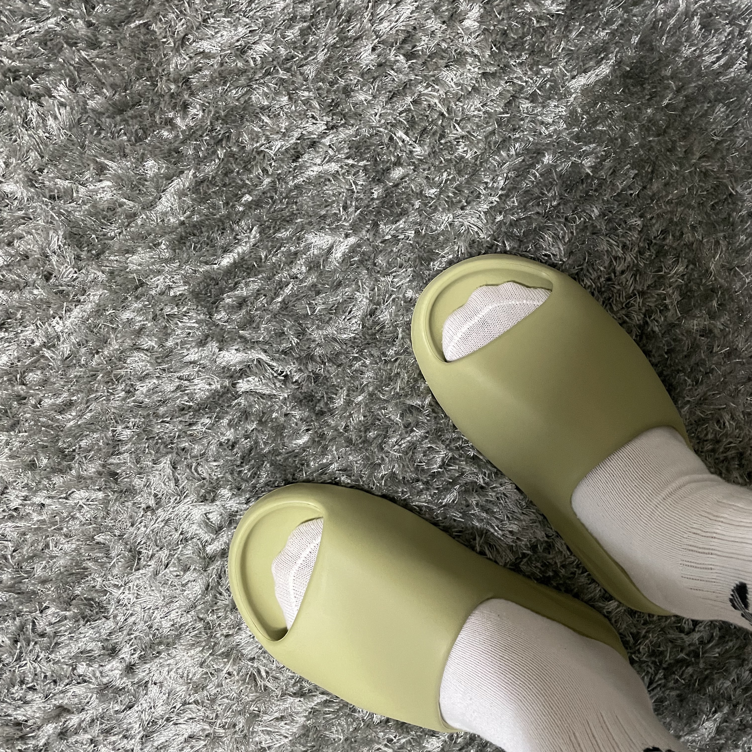 Adidas Yeezy Slide Resin 2021 착용 스타일