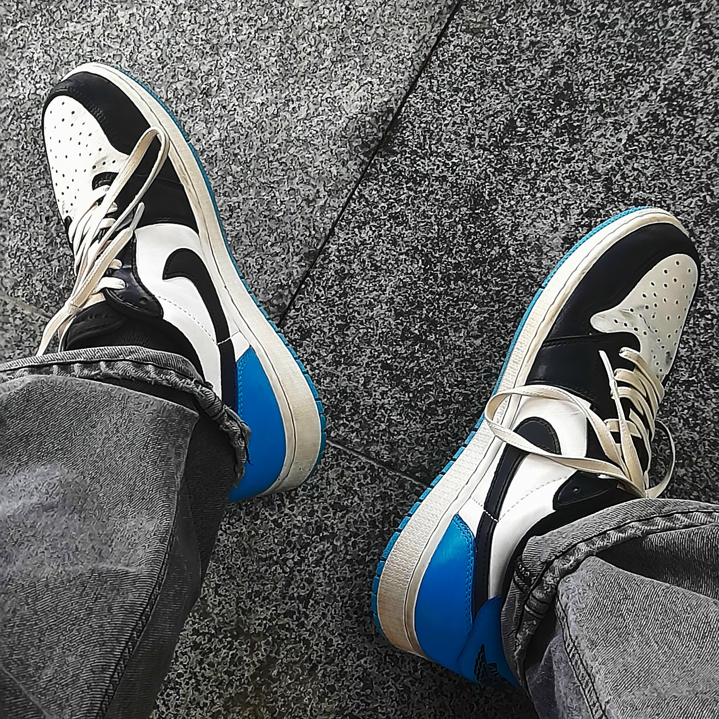 Jordan 1 Retro Low OG Black and Dark Powder Blue 착용 스타일