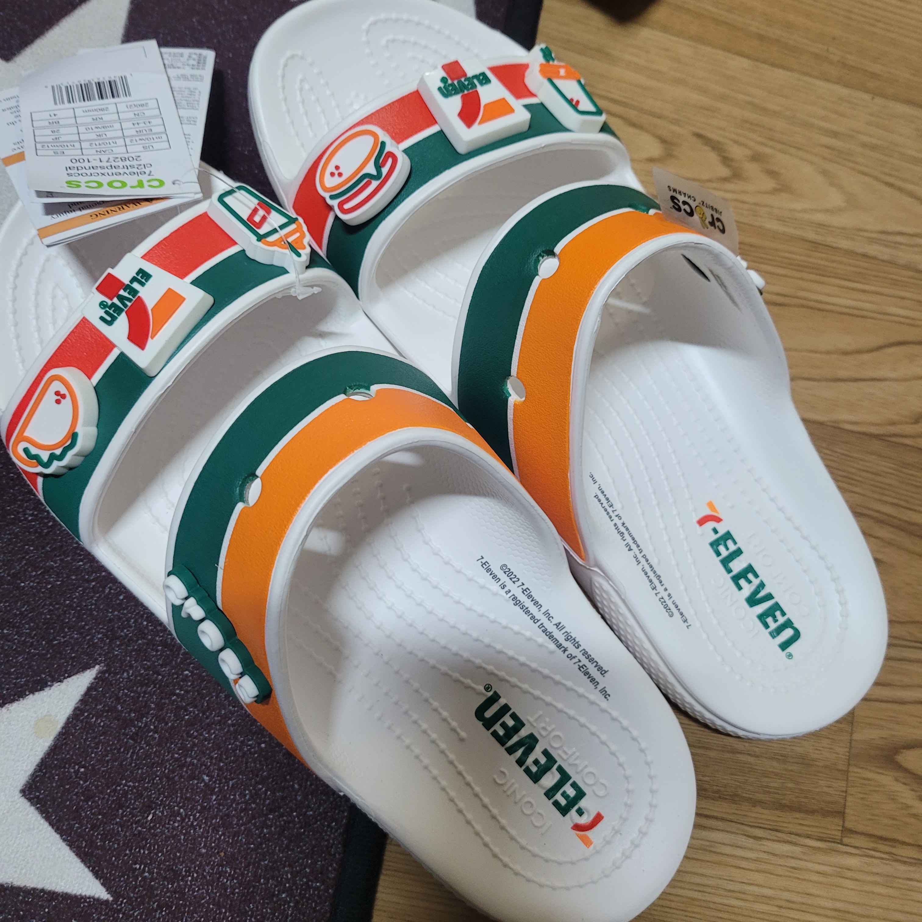 Crocs x 7-Eleven Classic Sandal White 착용 스타일