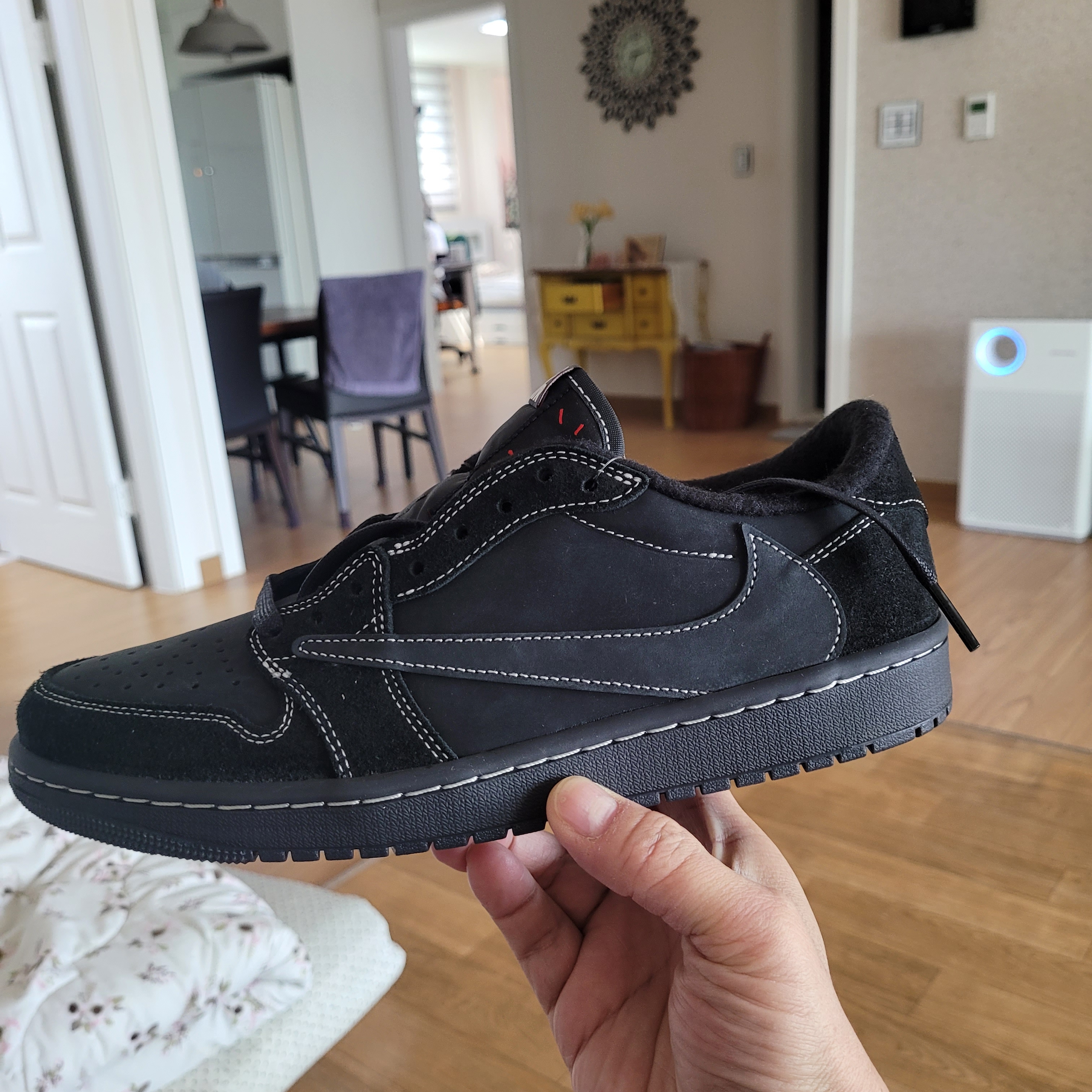Jordan 1 x Travis Scott Retro Low OG SP Black Phantom 착용 스타일 - 1