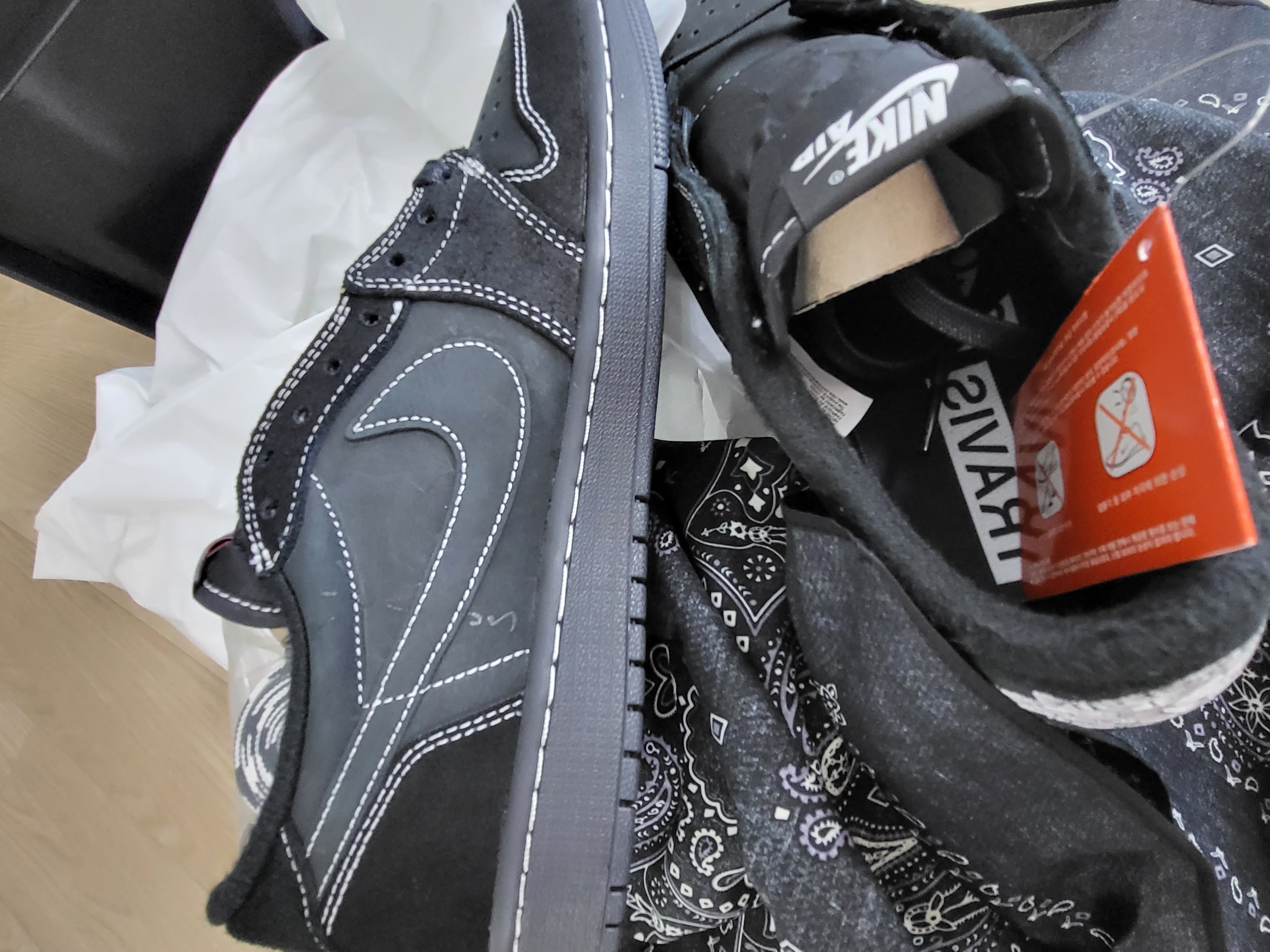 Jordan 1 x Travis Scott Retro Low OG SP Black Phantom 착용 스타일 - 3