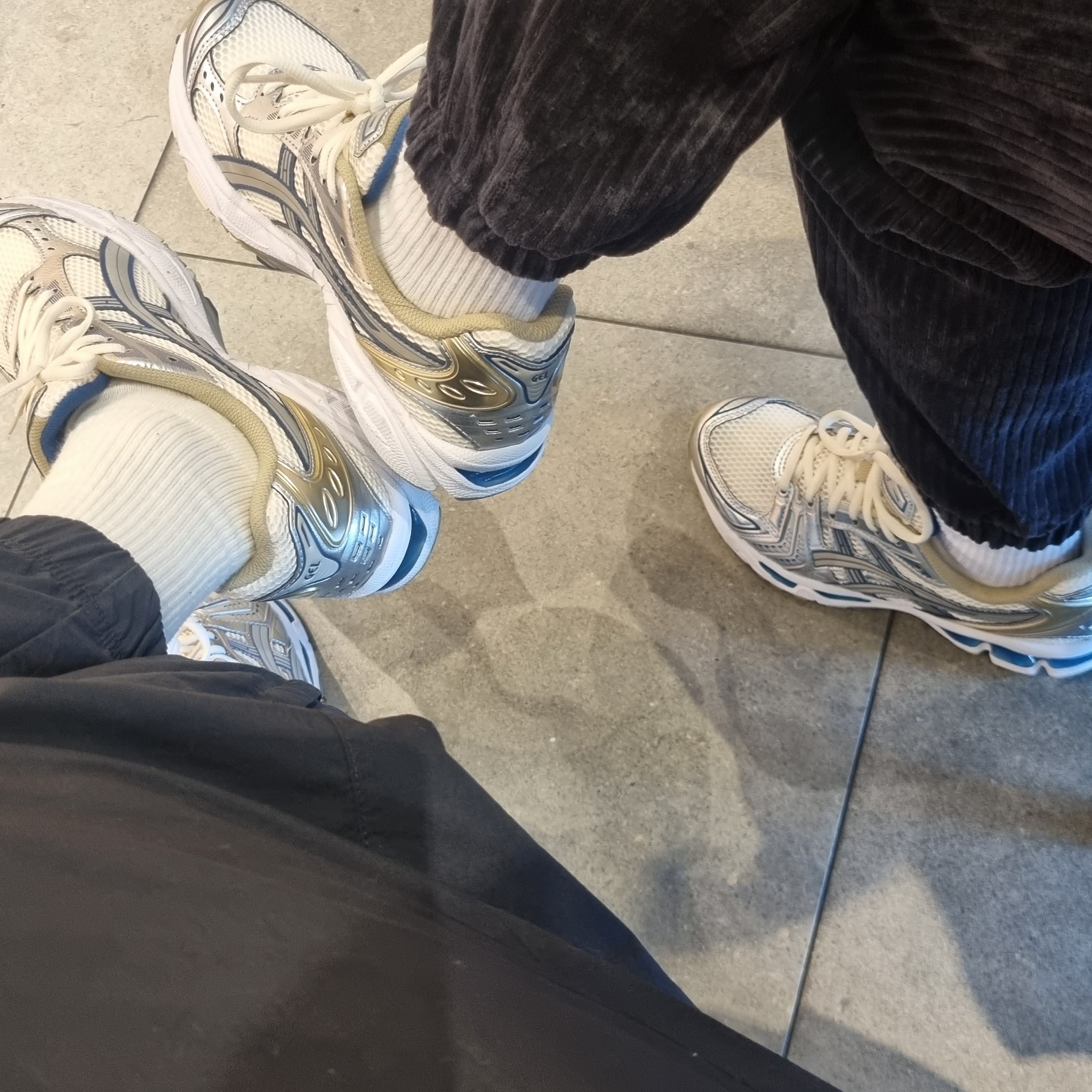 Asics Gel-Kayano 14 Cream Pure Silver 착용 스타일