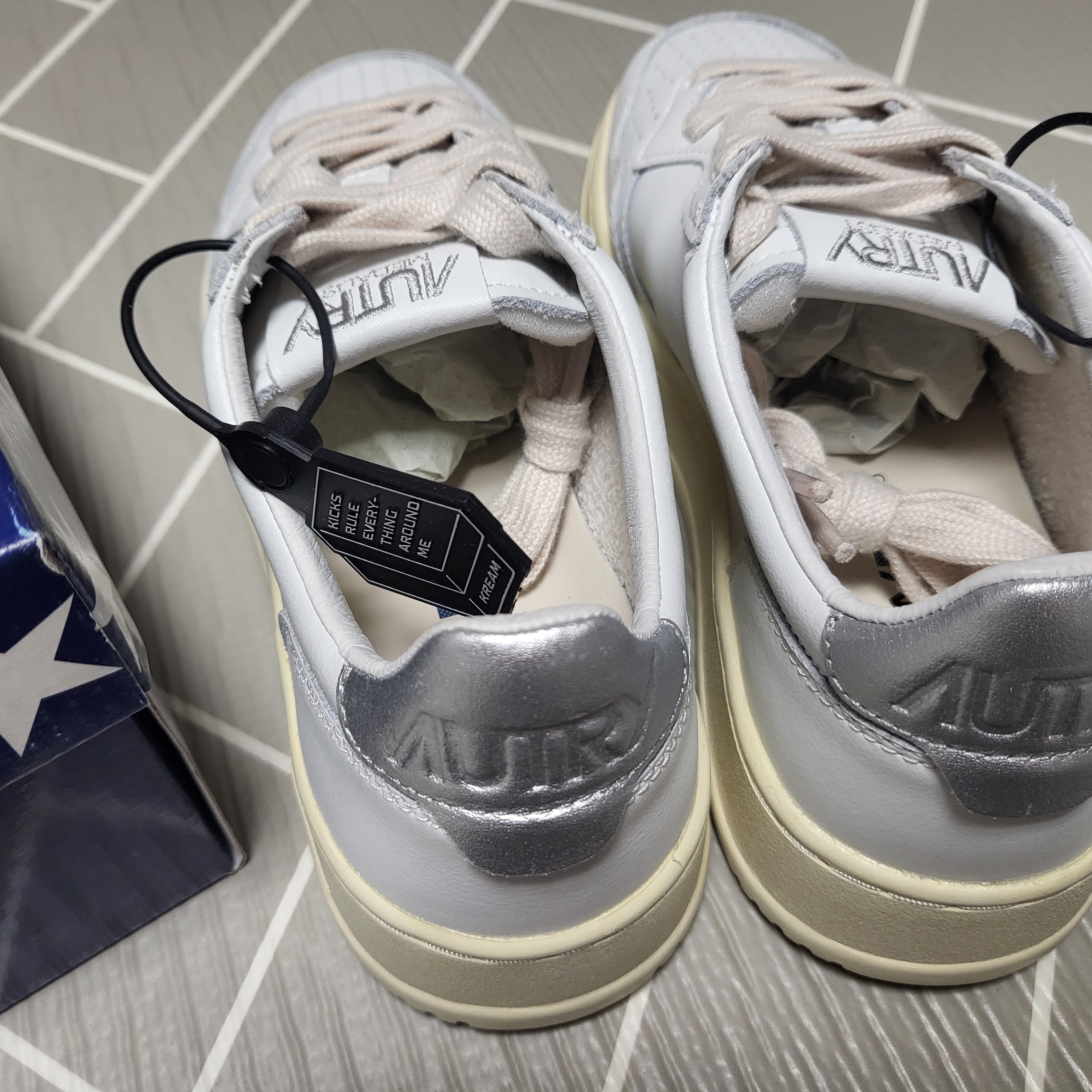 (W) Autry Medalist Low Leather Sneakers White Silver 착용 스타일 - 5