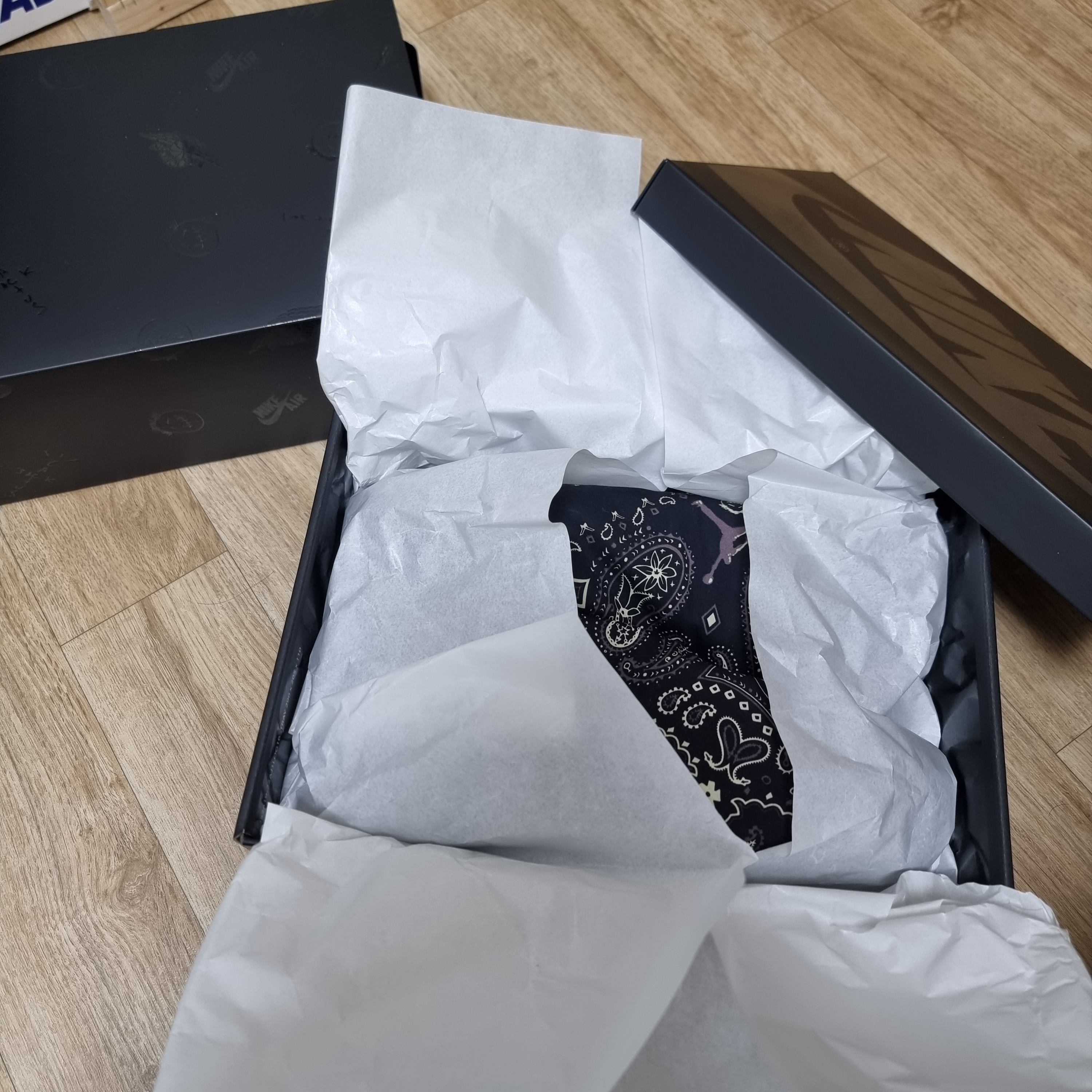 Jordan 1 x Travis Scott Retro Low OG SP Black Phantom 착용 스타일 - 2