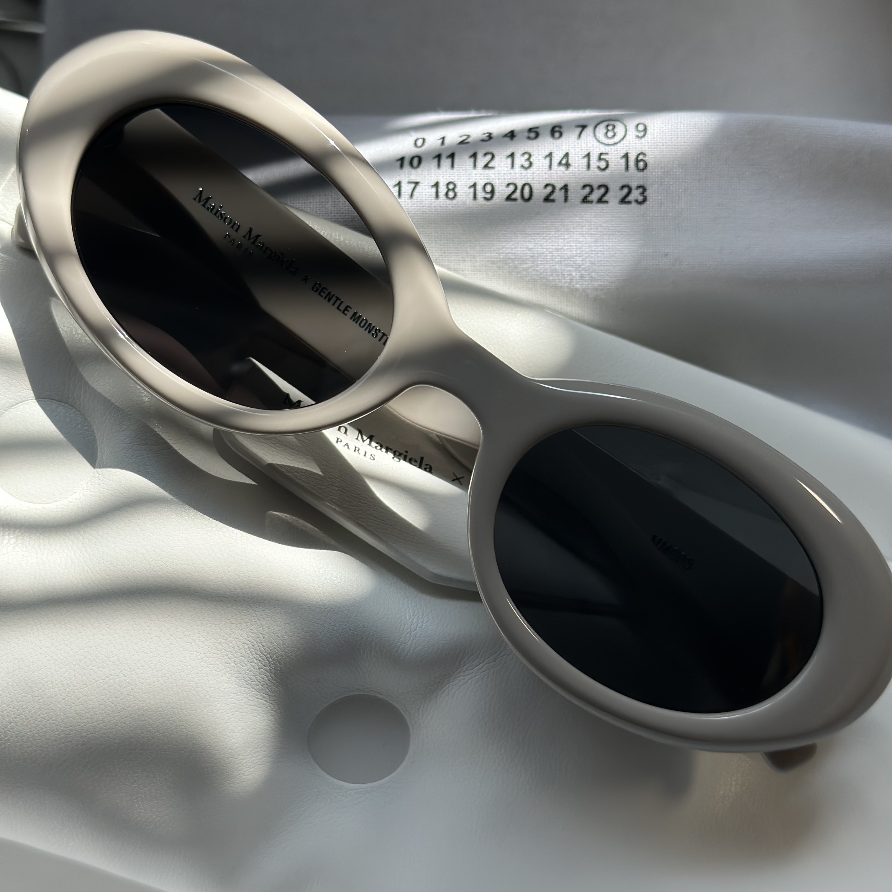 Gentle Monster x Maison Margiela MM005 Grey Black 착용 스타일 - 2