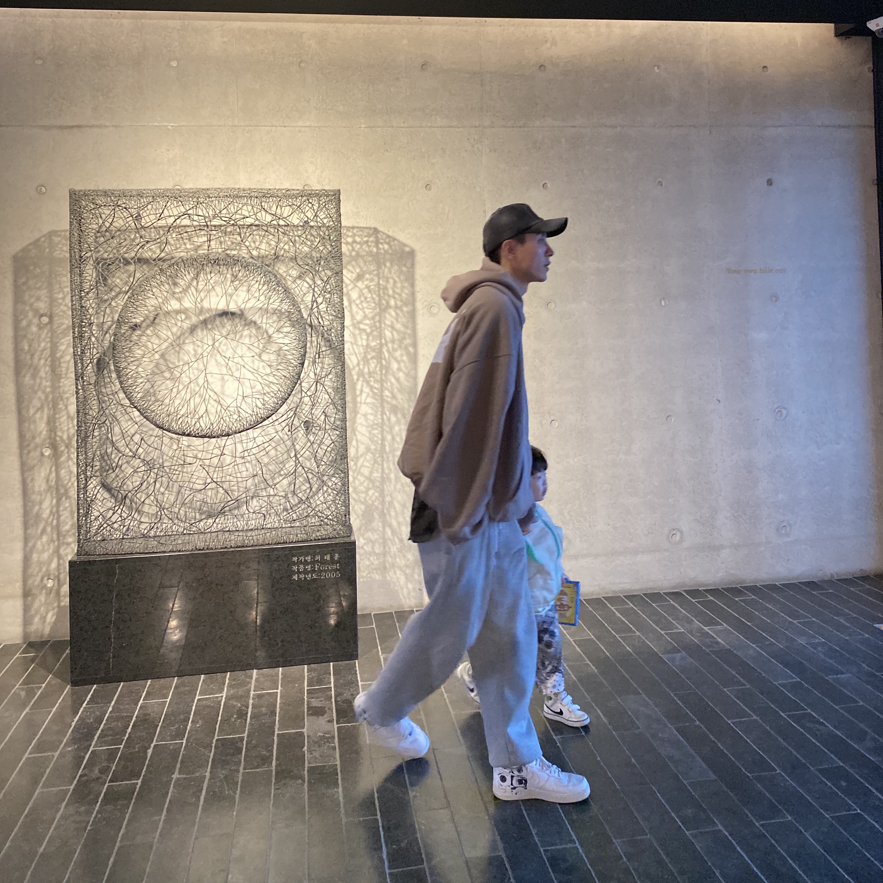 Yeezy Gap Engineered By Balenciaga Dove Hoodie Beige, Nike x Comme des Garcons Shirt x Supreme Air Force 1 Low Eyes 착용 스타일 - 1