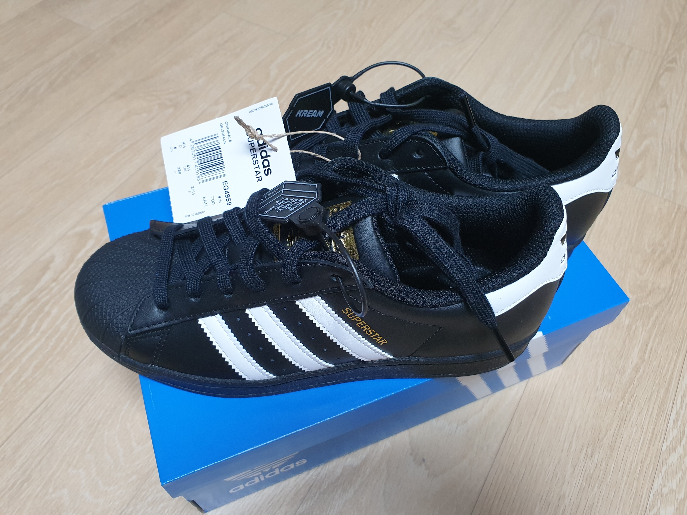 Adidas Superstar Core Black White 착용 스타일