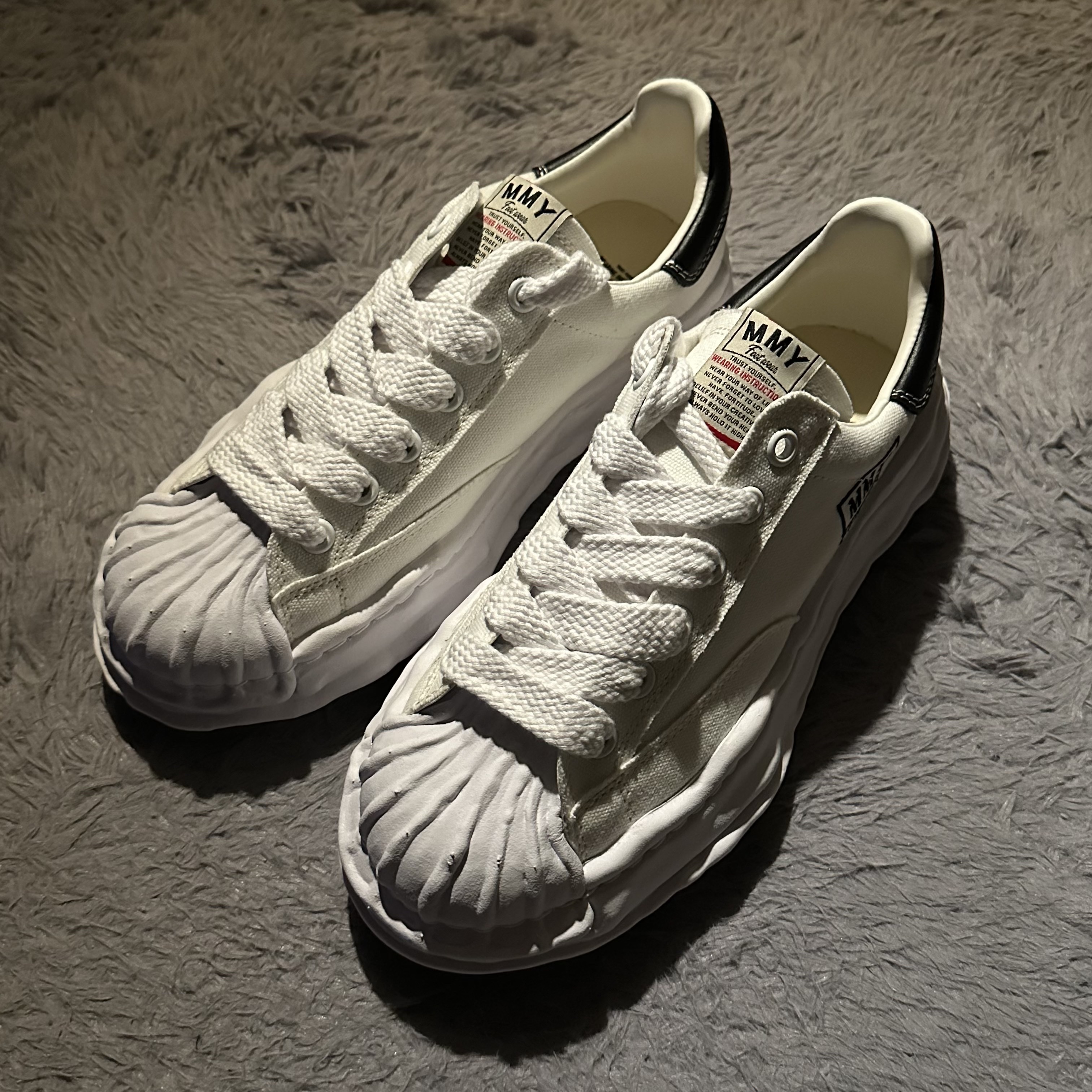 Maison Mihara Yasuhiro Blakey OG Sole Canvas Low-top Sneakers White 착용 스타일 - 1