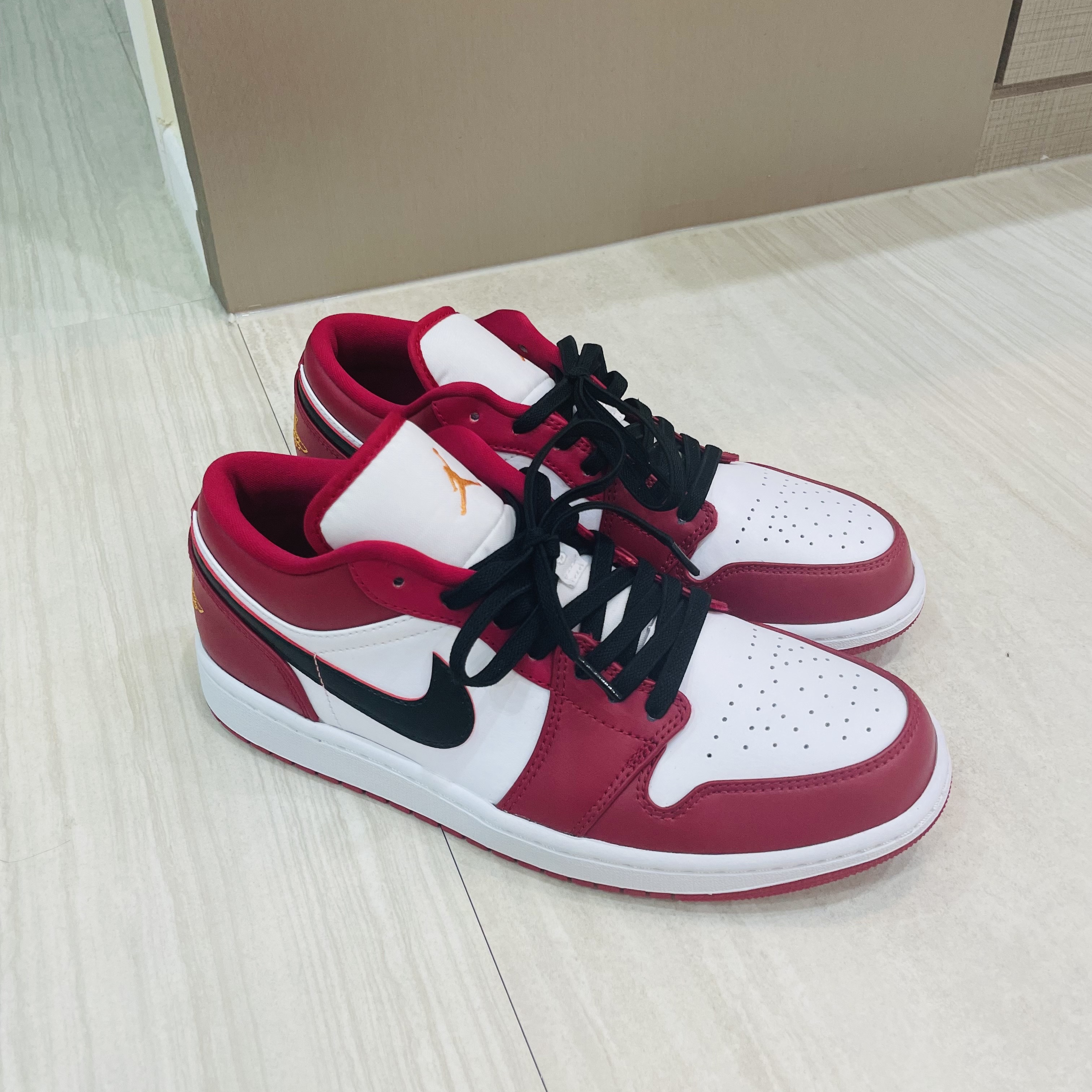 Jordan 1 Low Cardinal Red 착용 스타일 - 2