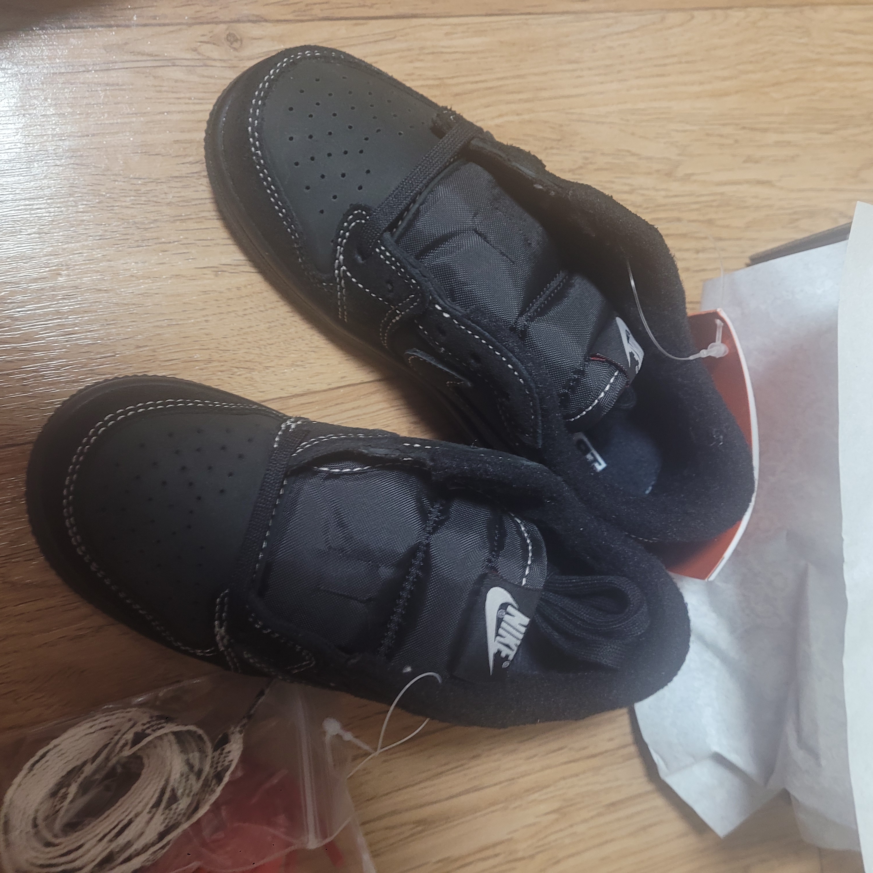 (TD) Jordan 1 x Travis Scott Retro Low OG SP Black Phantom 착용 스타일 - 2