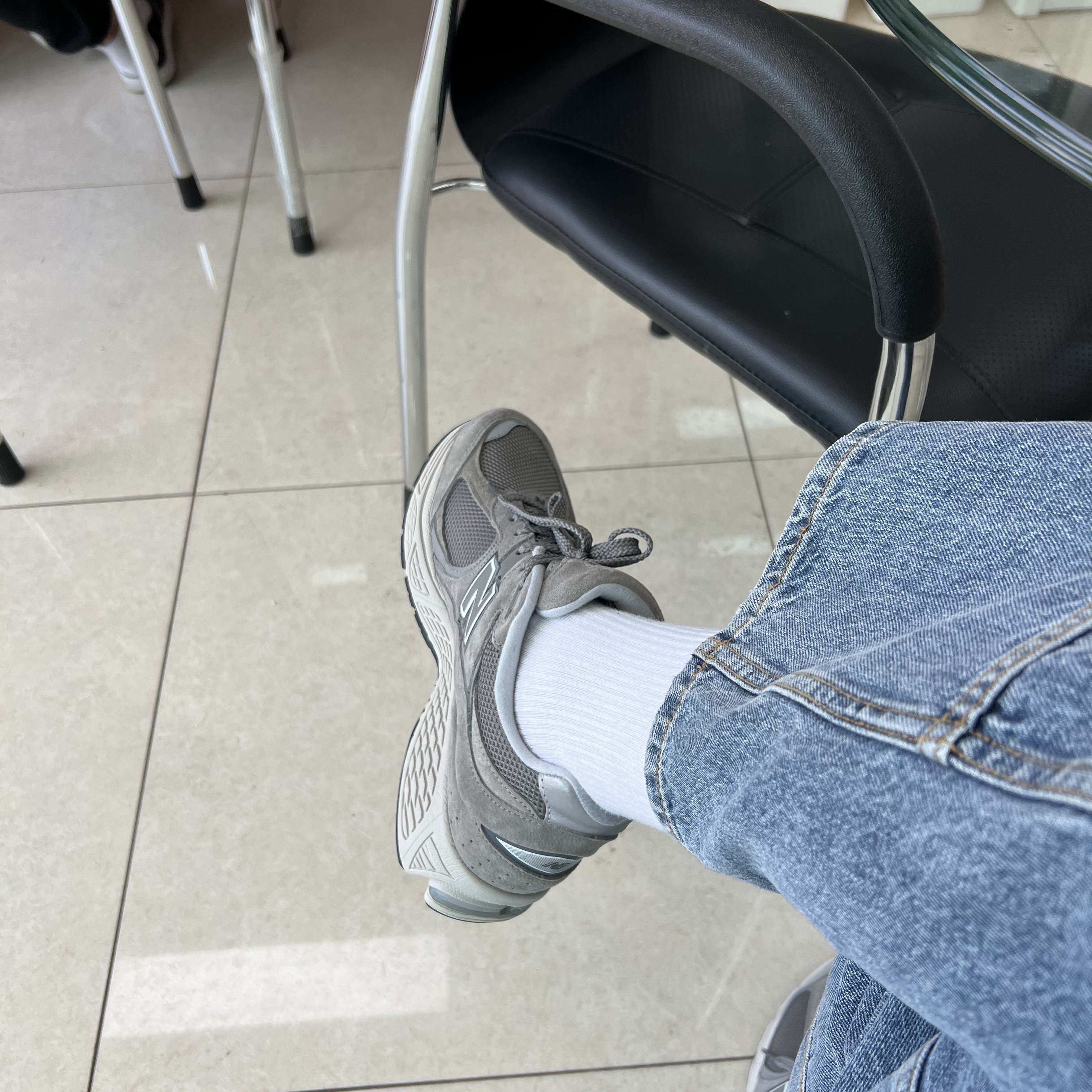 New Balance 2002R Grey 착용 스타일