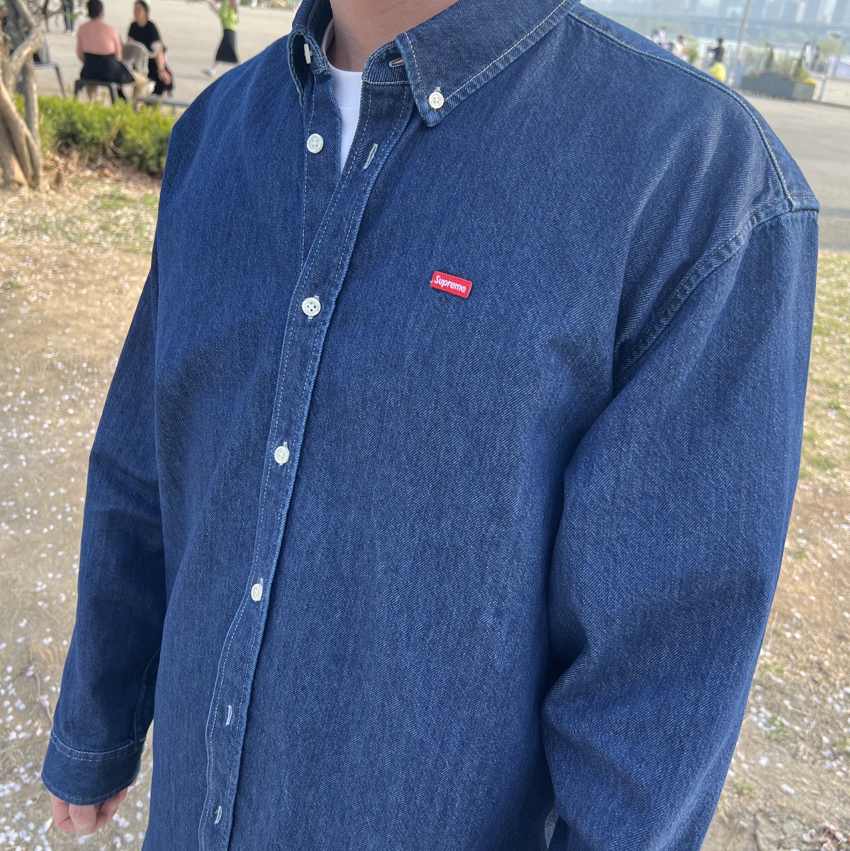 Supreme Small Box Shirt Denim - 22FW, Maison Mihara Yasuhiro Blakey OG Sole Leather Low-top Sneakers Black 착용 스타일 - 2