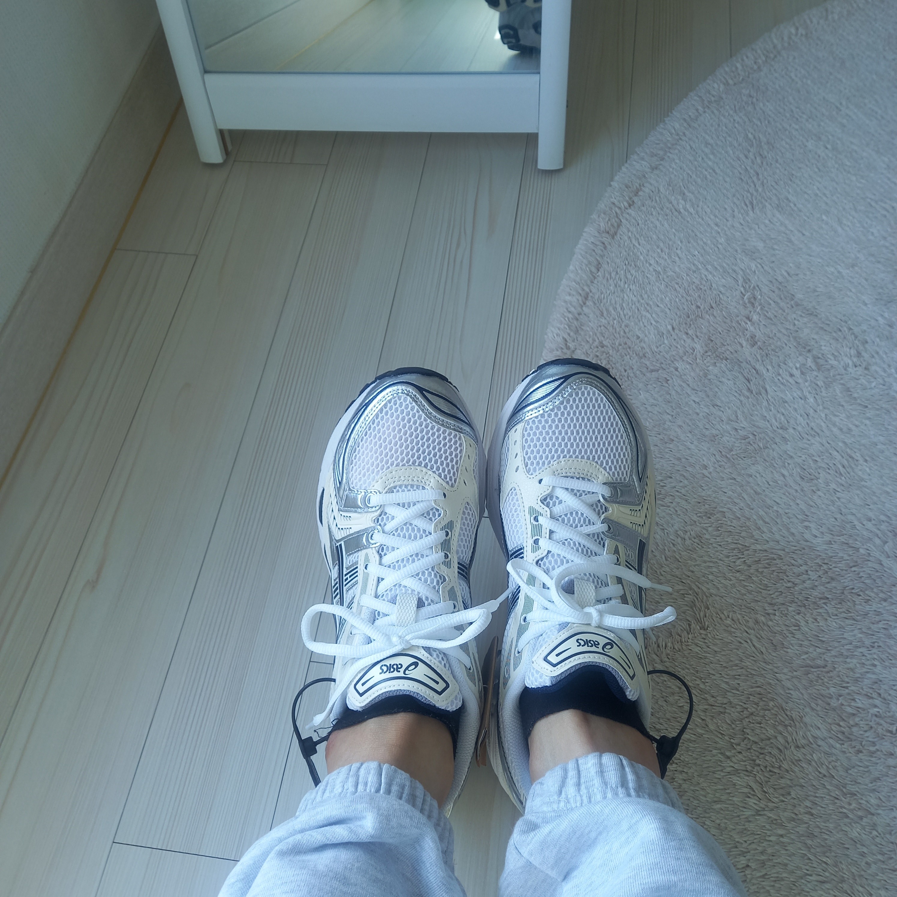 (W) Asics Gel-Kayano 14 White Midnight 착용 스타일 - 2