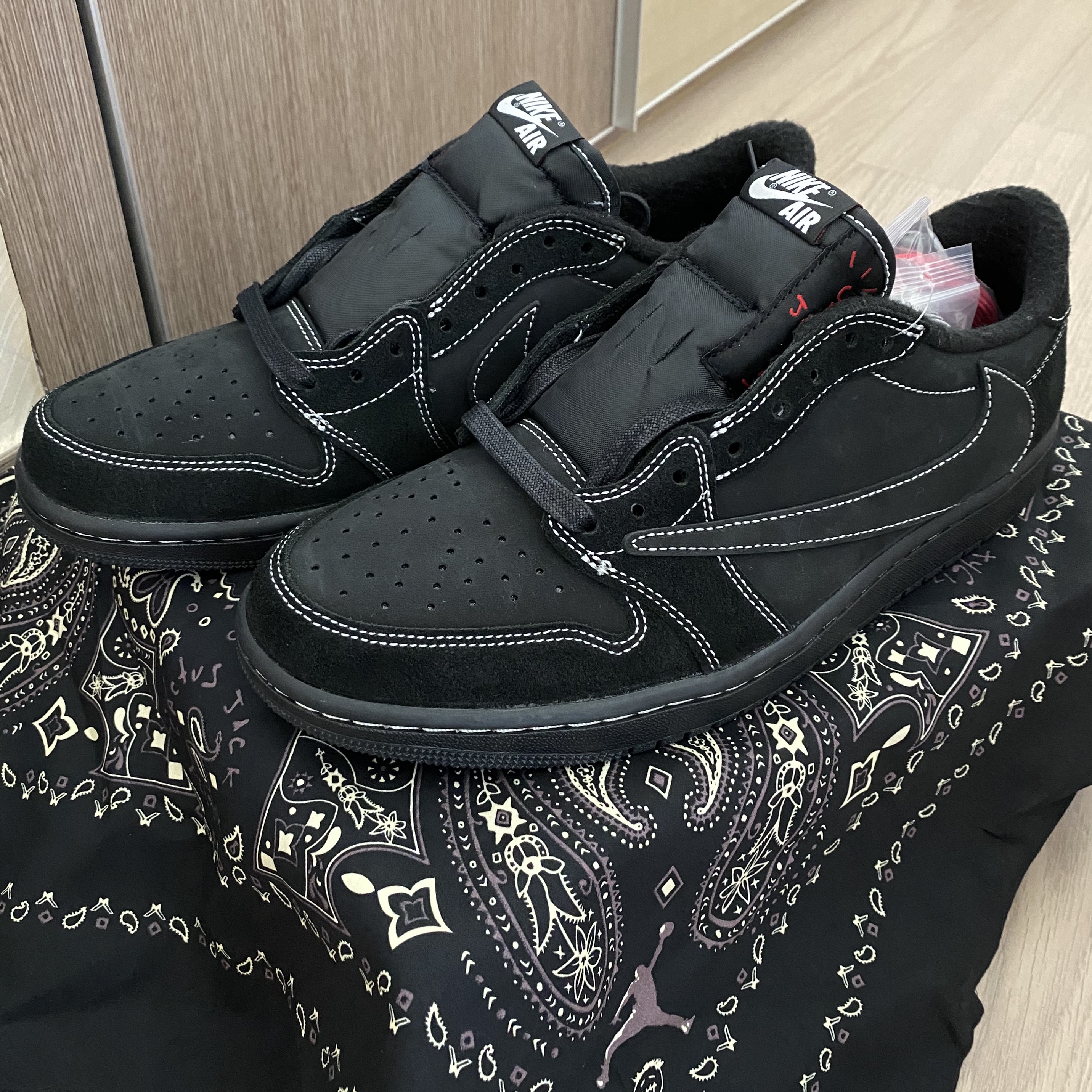 Jordan 1 x Travis Scott Retro Low OG SP Black Phantom 착용 스타일
