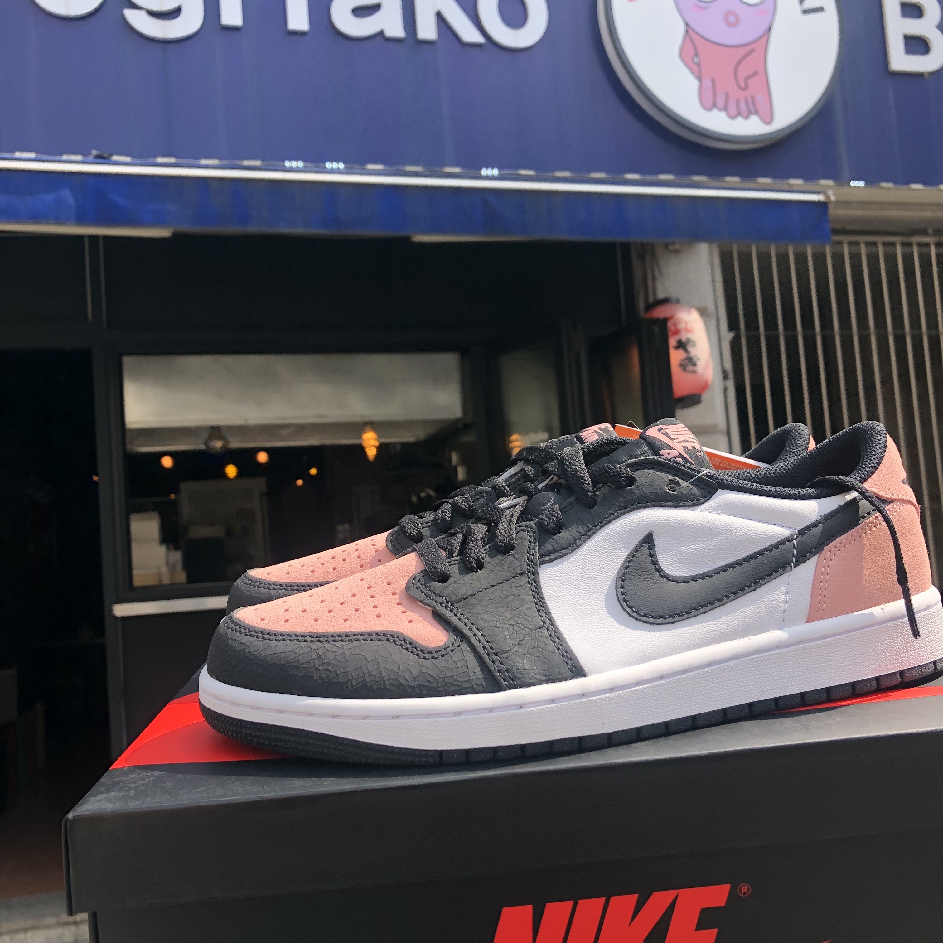 Jordan 1 Retro Low OG Bleached Coral 착용 스타일 - 2