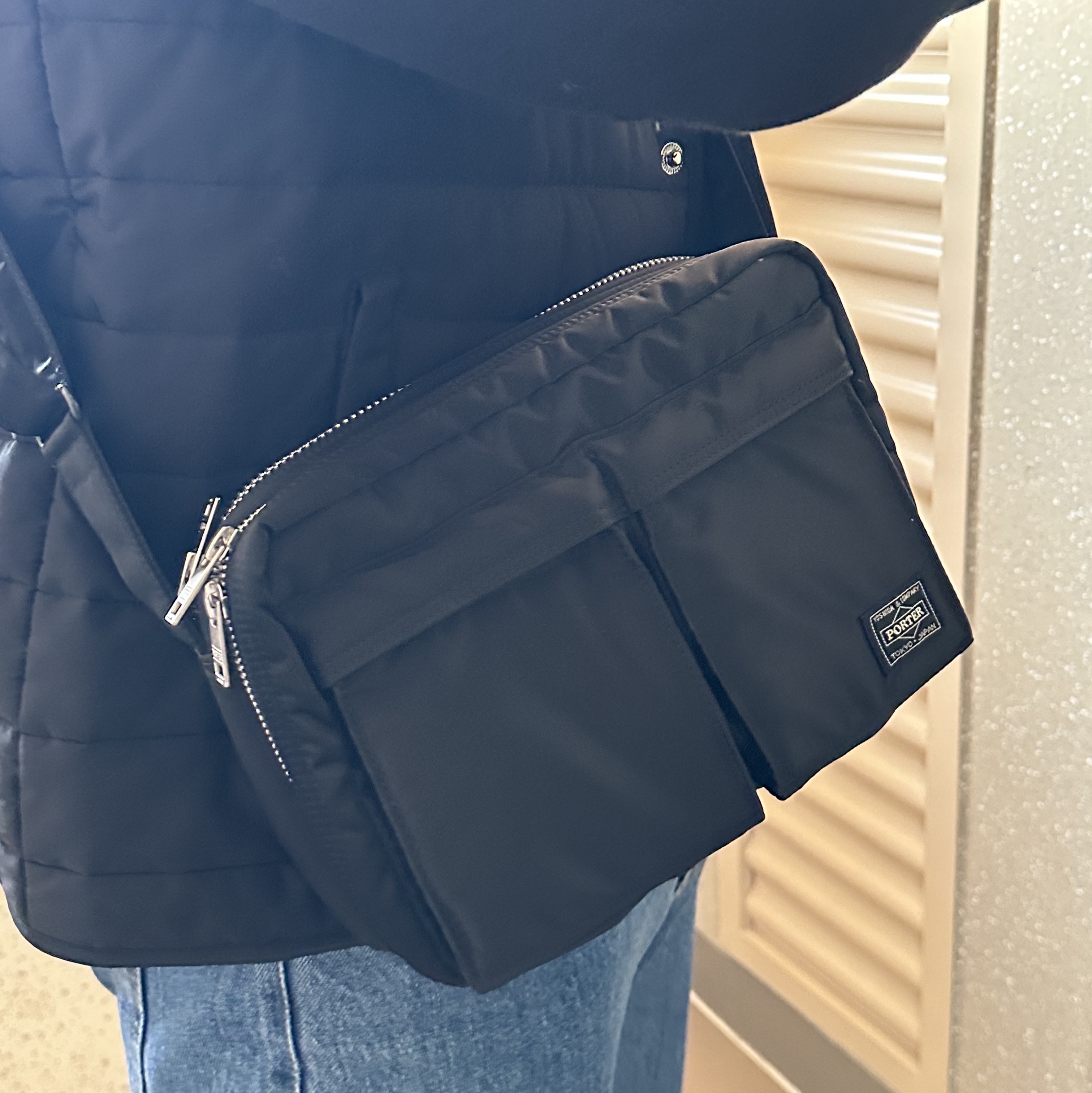 Porter Tanker Shoulder Bag S Black 착용 스타일 - 1