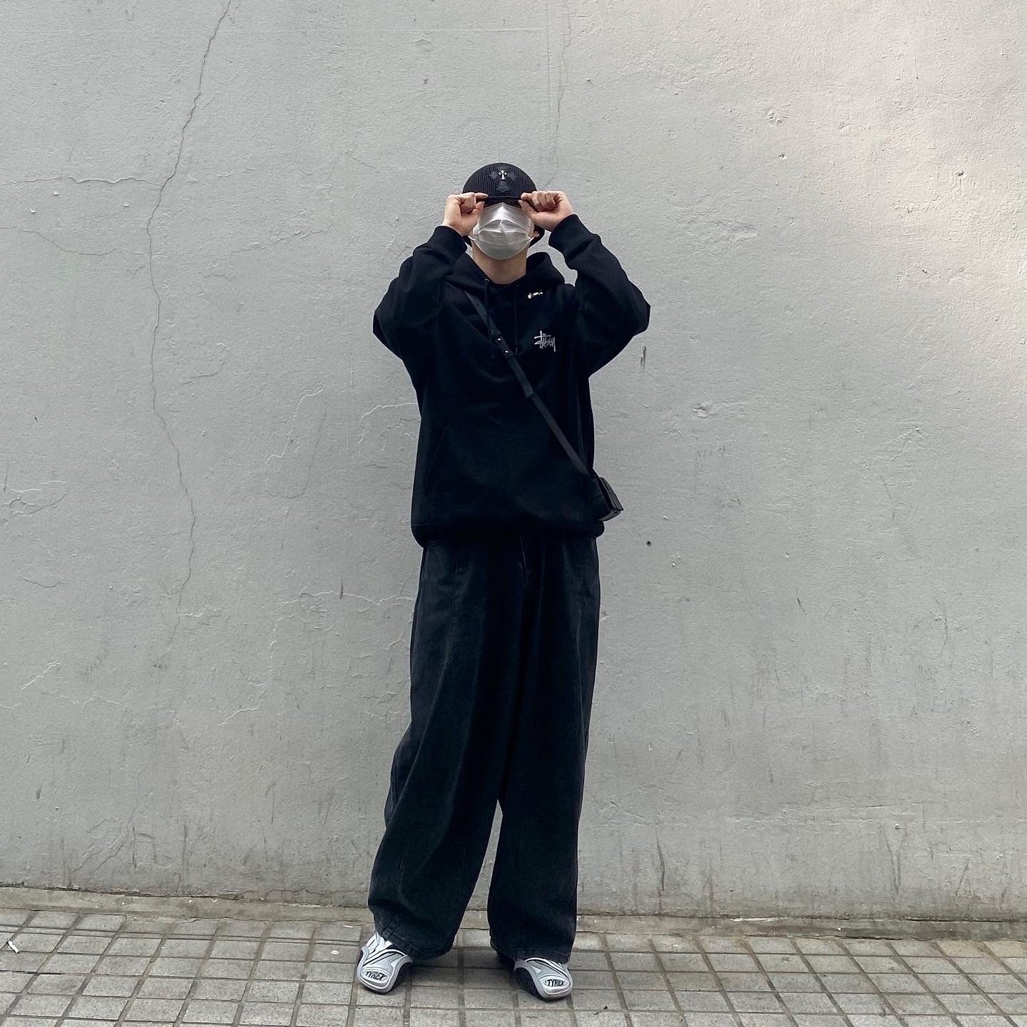 Balenciaga Tyrex Sneakers Black Grey, Bottega Veneta Mini Leather Cassette Black 착용 스타일 - 2