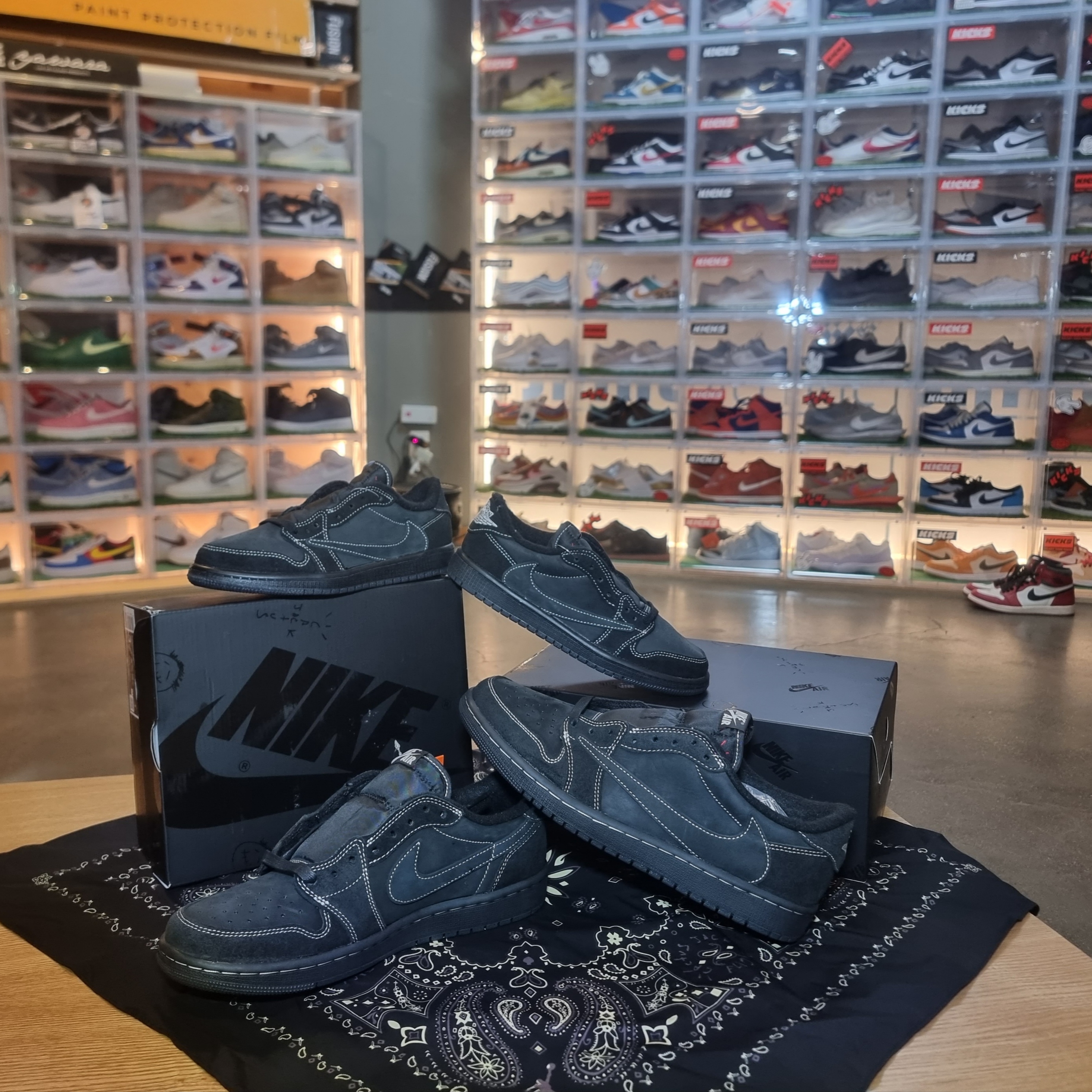 Jordan 1 x Travis Scott Retro Low OG SP Black Phantom 착용 스타일 - 3