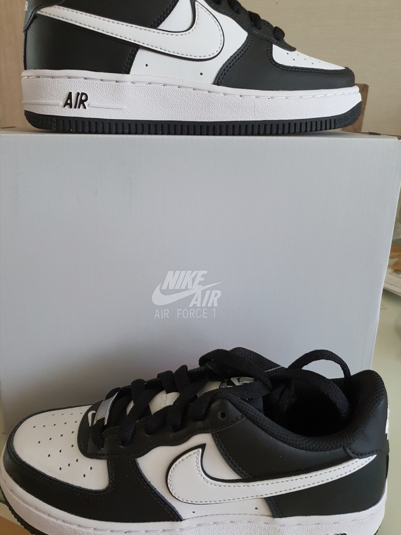 (GS) Nike Air Force 1 LV8 2 Black White 착용 스타일