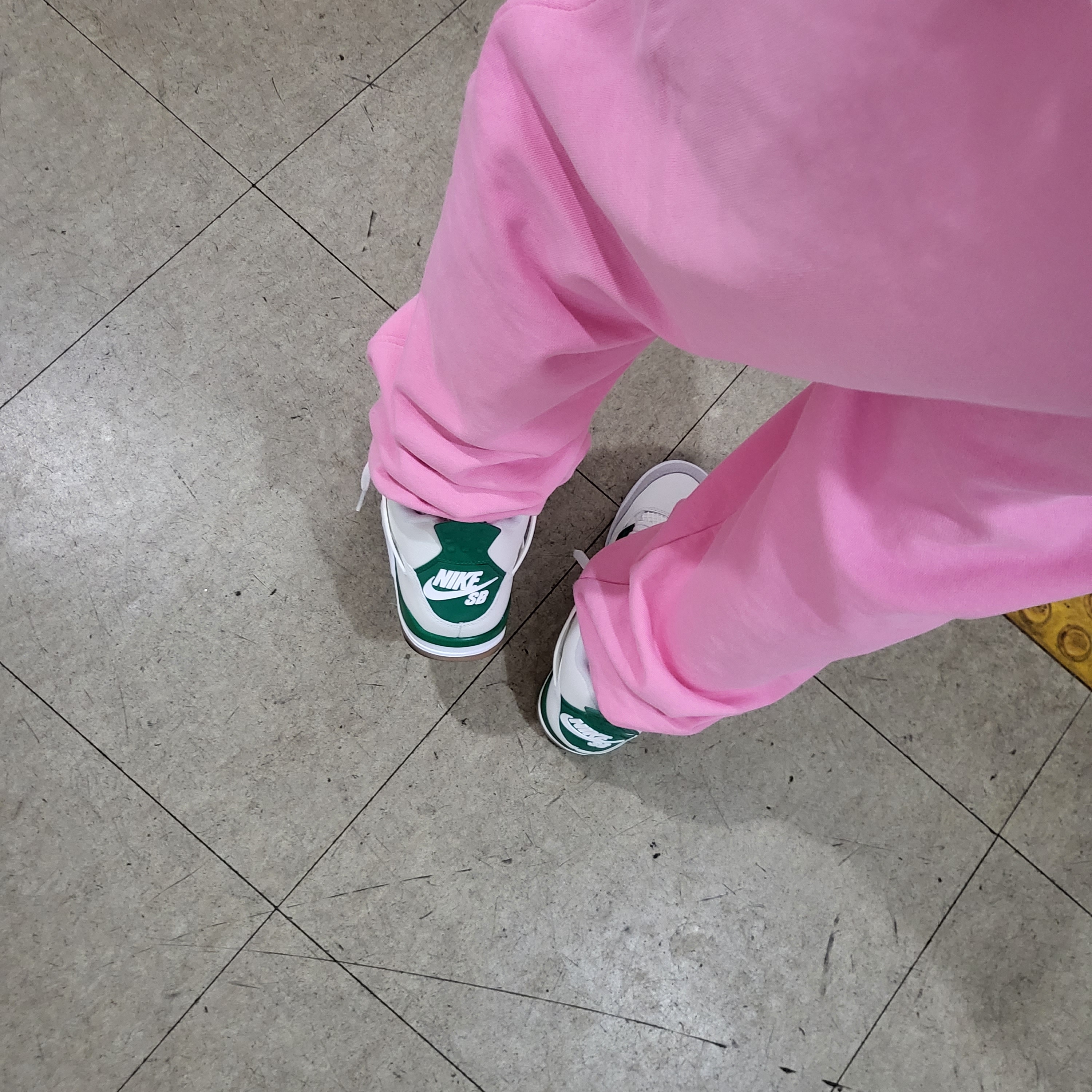 Jordan 4 x Nike SB Retro SP Pine Green 착용 스타일
