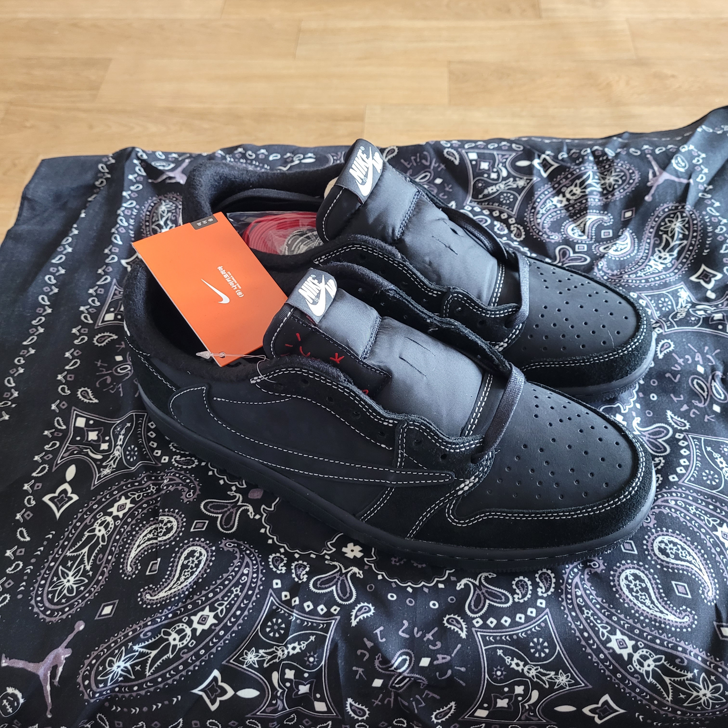 Jordan 1 x Travis Scott Retro Low OG SP Black Phantom 착용 스타일 - 3