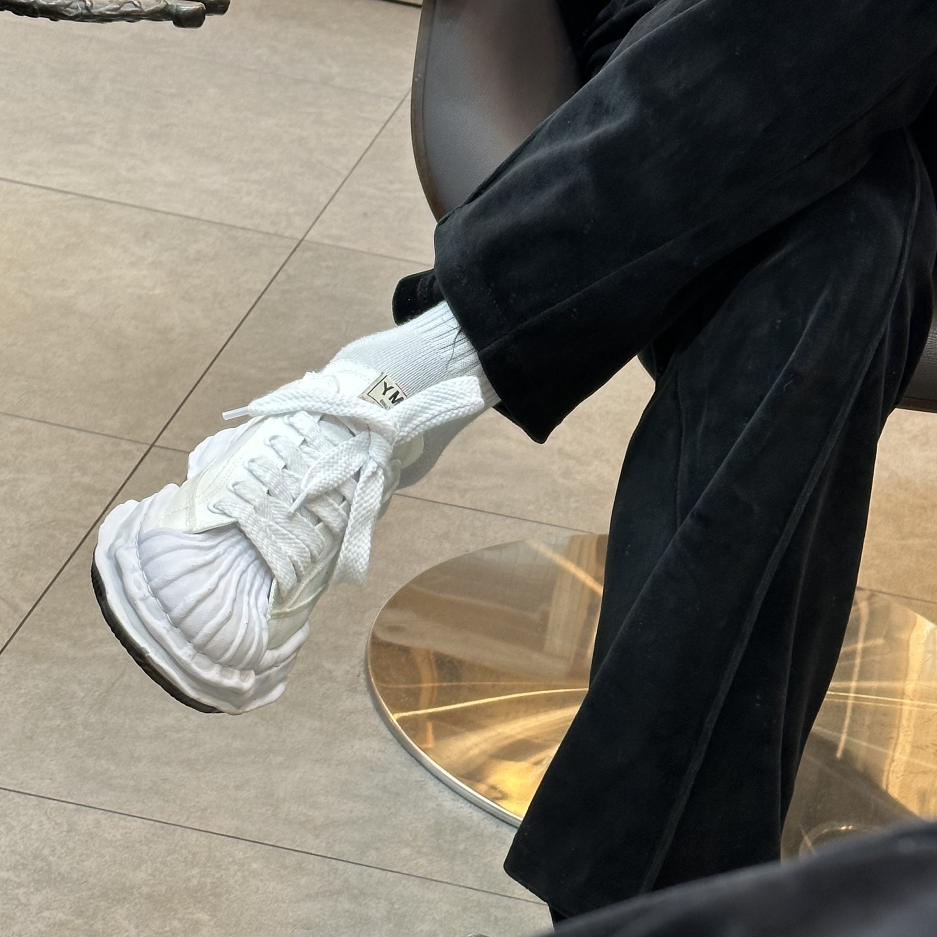 Maison Mihara Yasuhiro Blakey OG Sole Canvas Low-top Sneakers White 착용 스타일 - 2