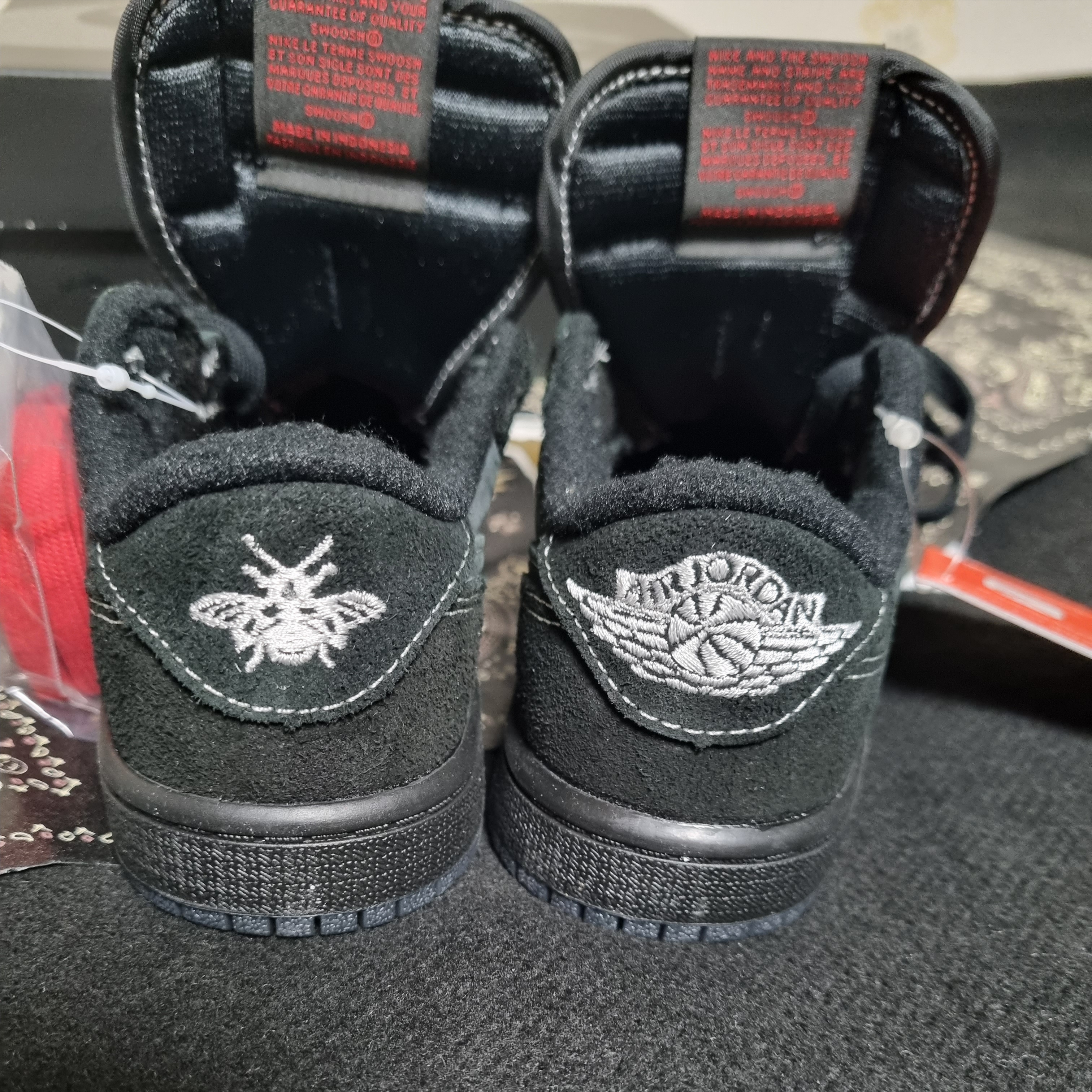 (PS) Jordan 1 x Travis Scott Retro Low OG SP Black Phantom 착용 스타일 - 3