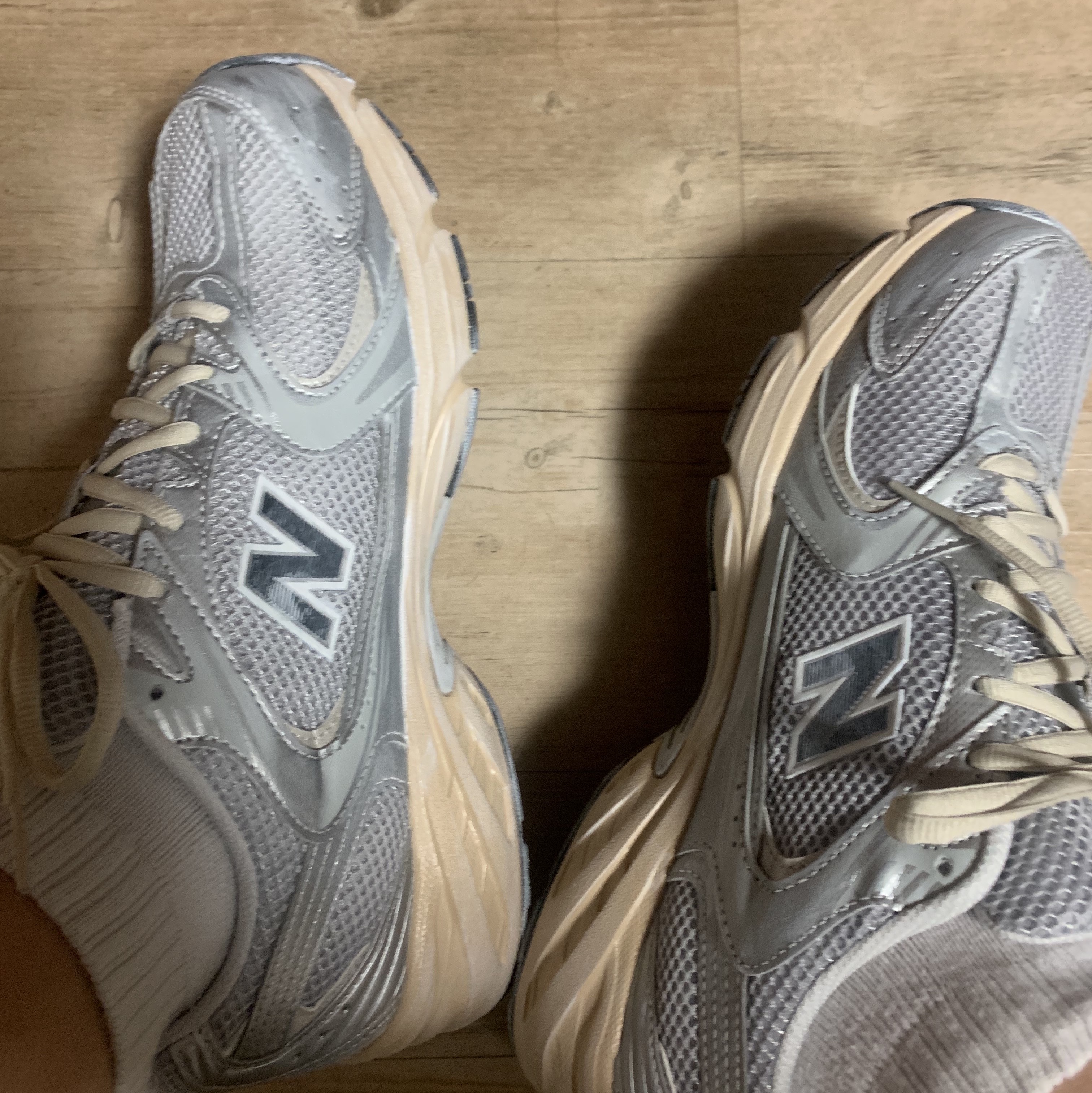 New Balance 530 Vintage Metallic Silver 착용 스타일 - 1