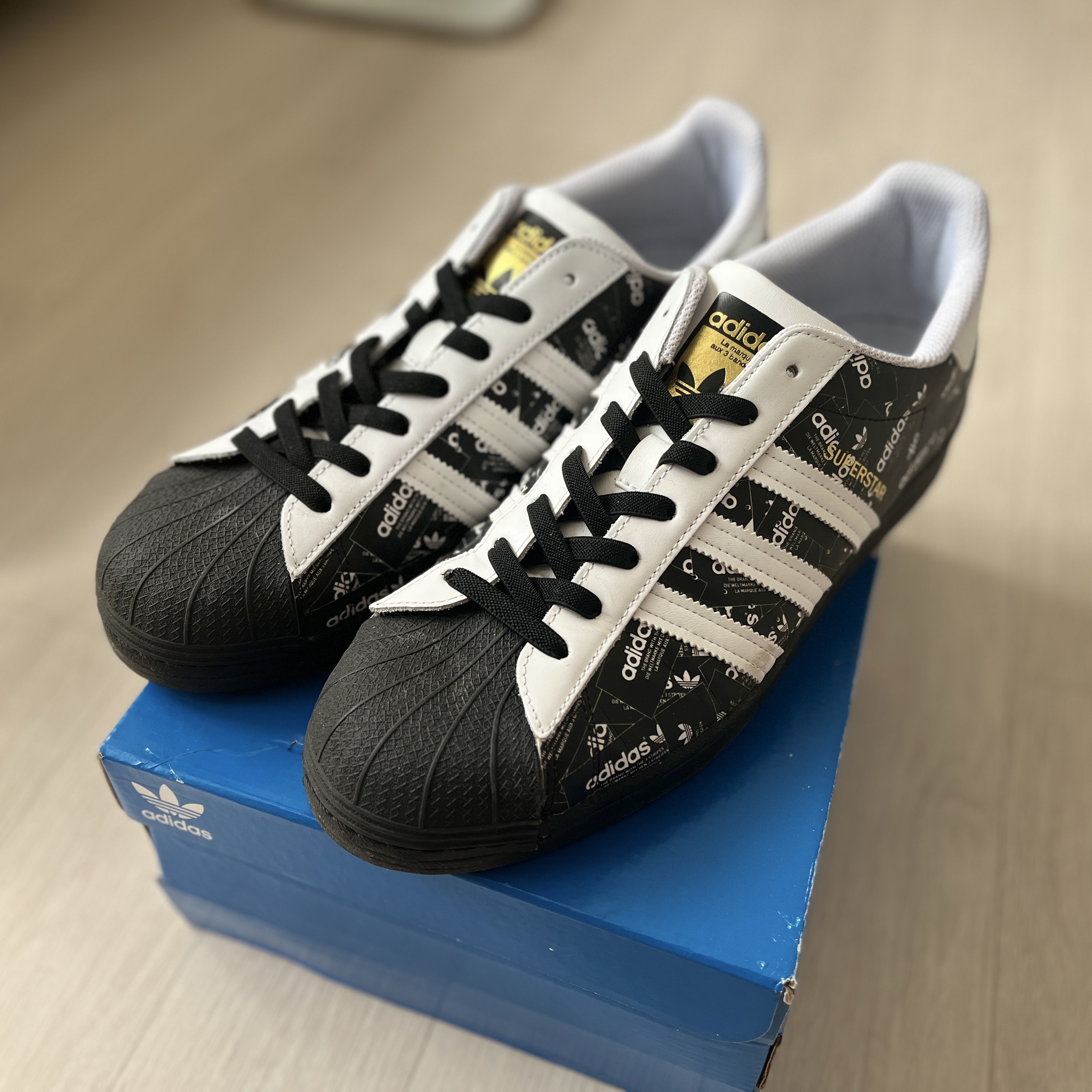 Adidas Superstar All Over Print Black 착용 스타일 - 1