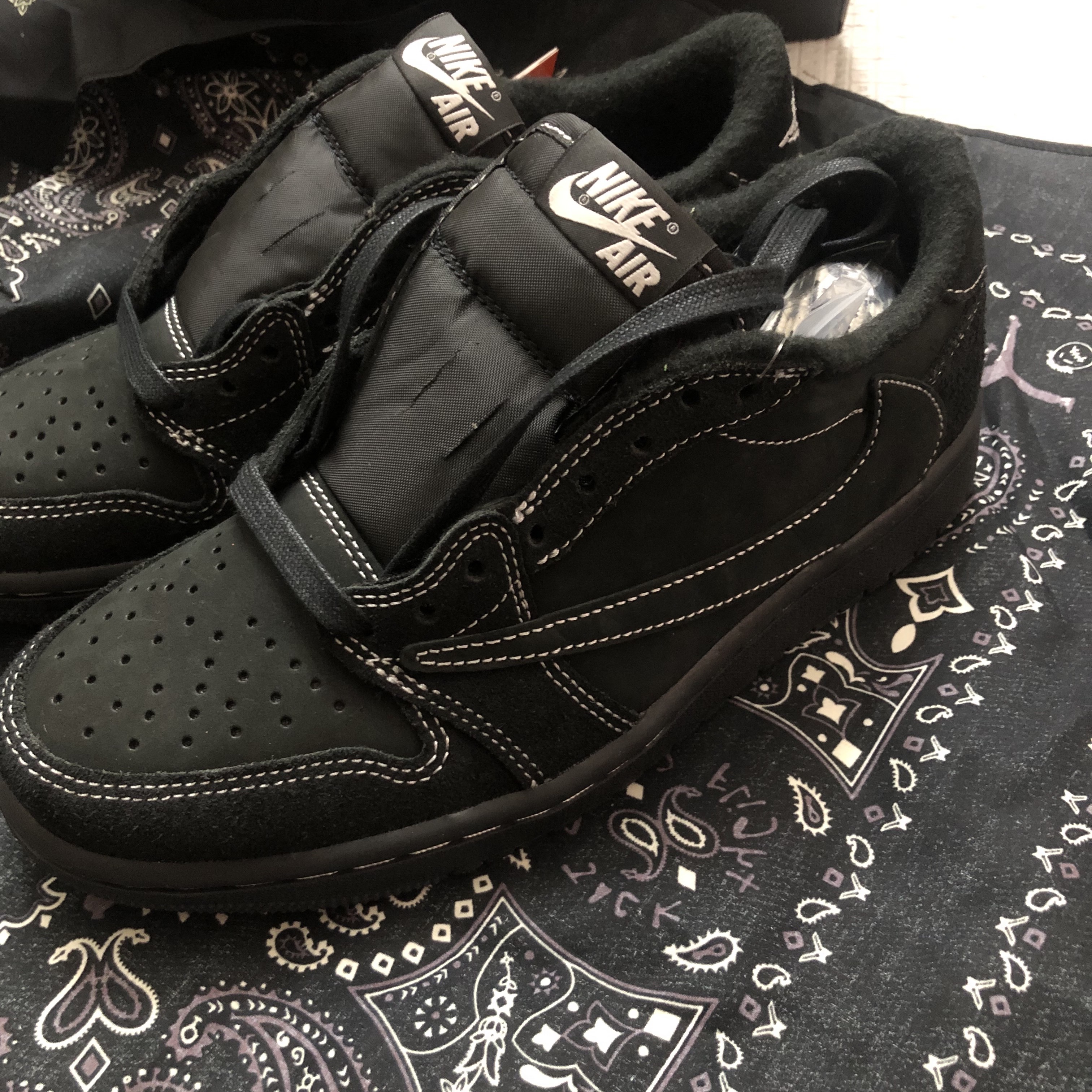 Jordan 1 x Travis Scott Retro Low OG SP Black Phantom 착용 스타일 - 2