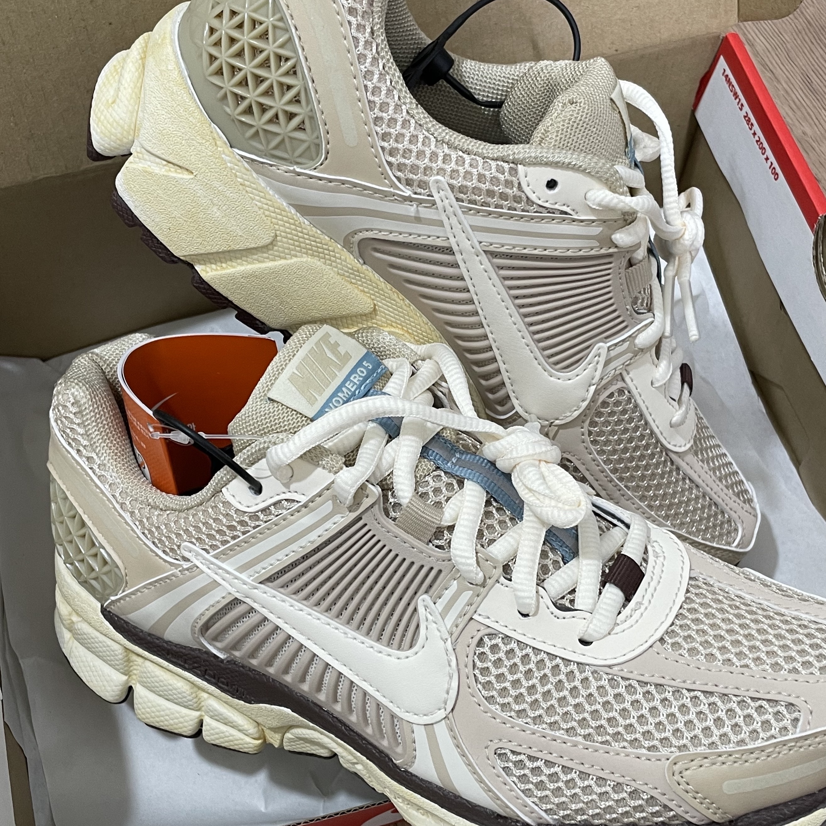 (W) Nike Zoom Vomero 5 Oatmeal 착용 스타일