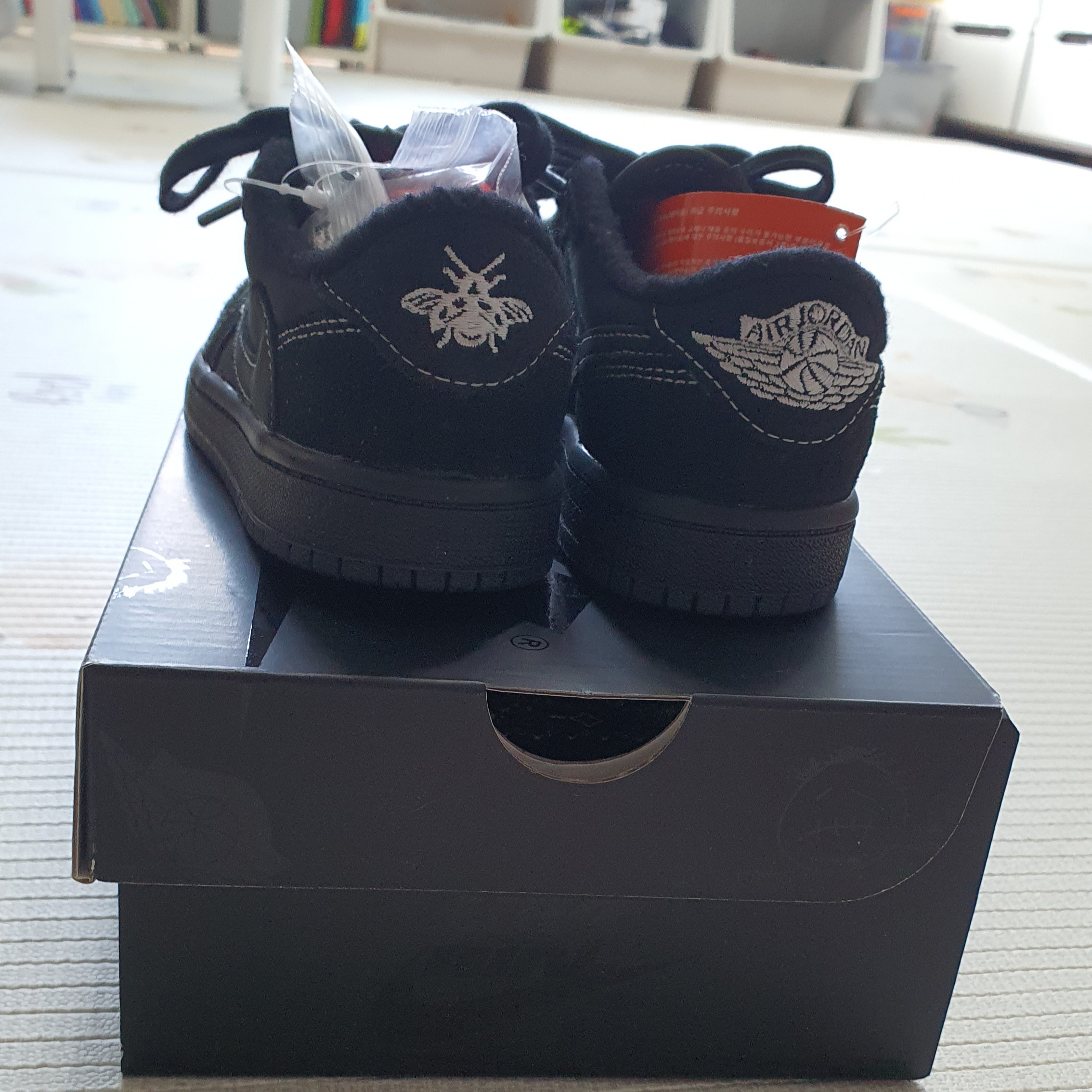 (PS) Jordan 1 x Travis Scott Retro Low OG SP Black Phantom 착용 스타일 - 3
