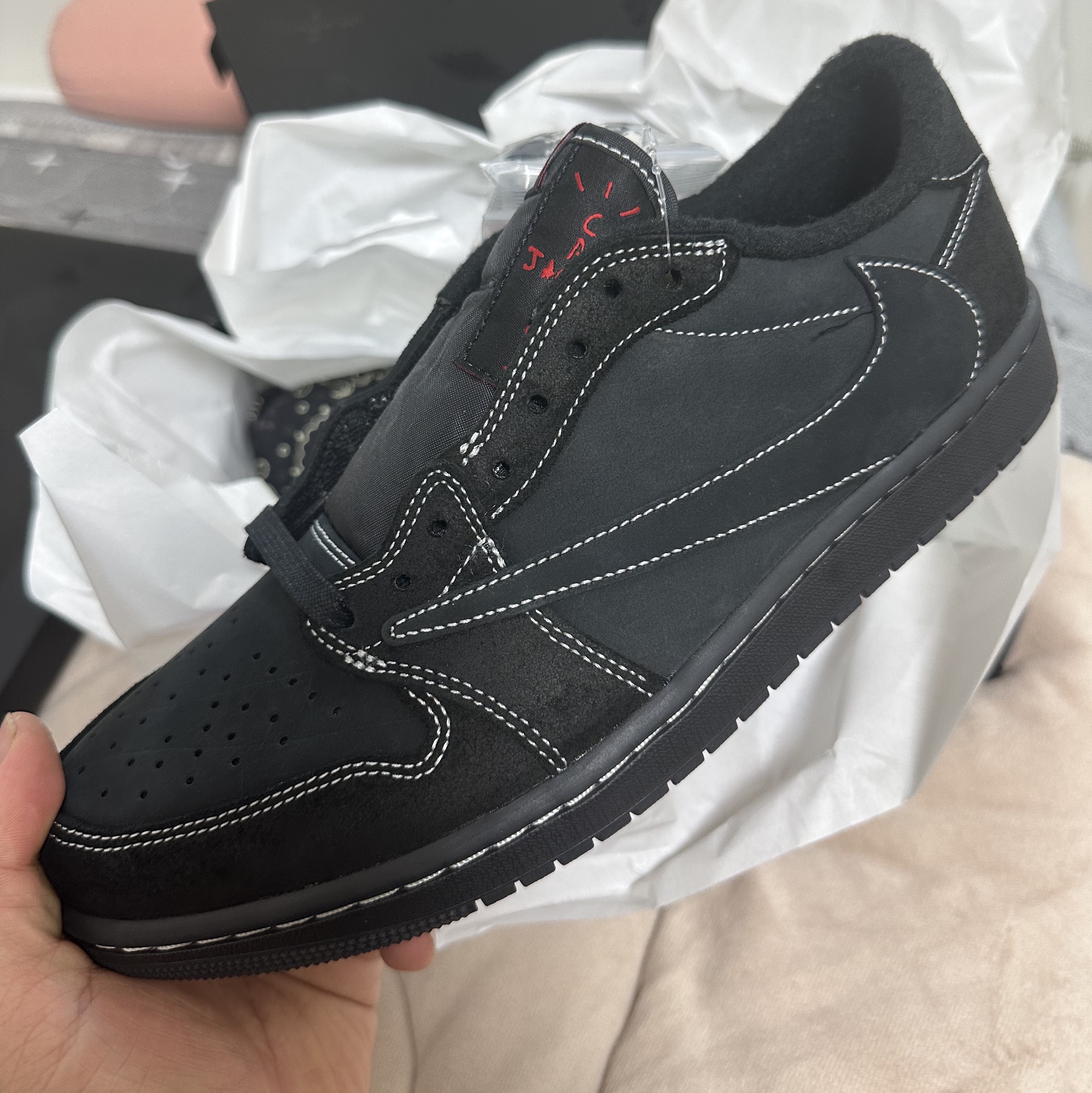 Jordan 1 x Travis Scott Retro Low OG SP Black Phantom 착용 스타일 - 2