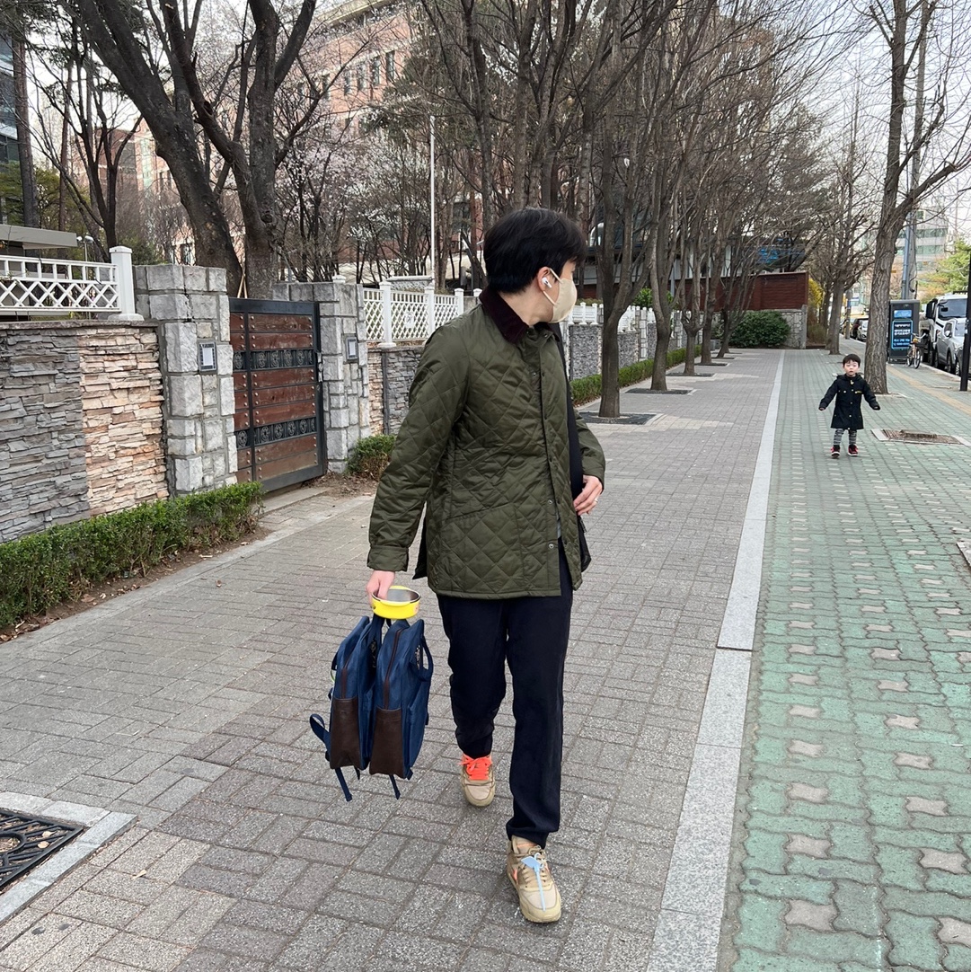 Nike x Off-White Air Max 90 V2 Desert Ore, Barbour Heritage Liddesdale Quilted Jacket Olive 착용 스타일 - 2