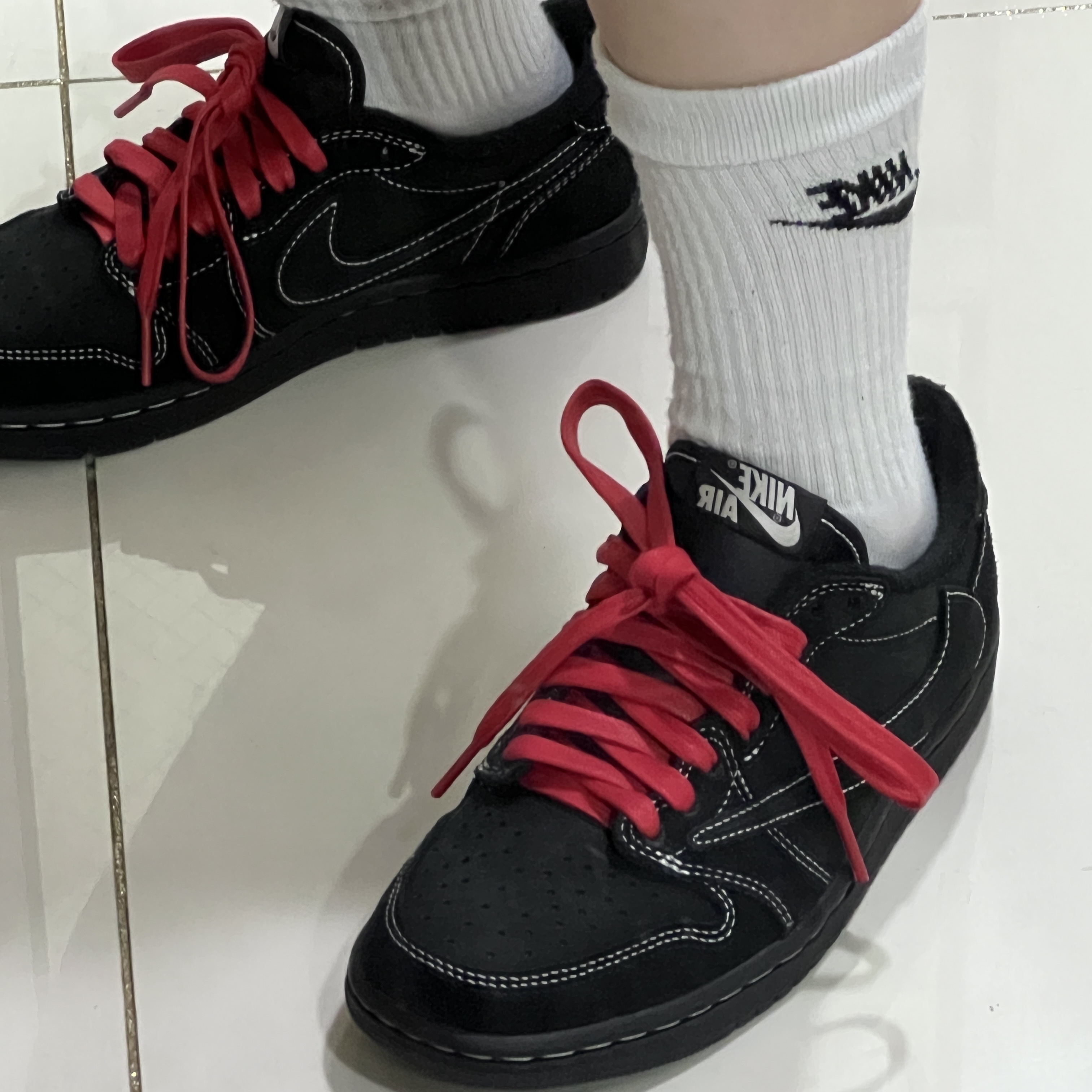Jordan 1 x Travis Scott Retro Low OG SP Black Phantom, IAB Studio Hoodie Black White 착용 스타일 - 2