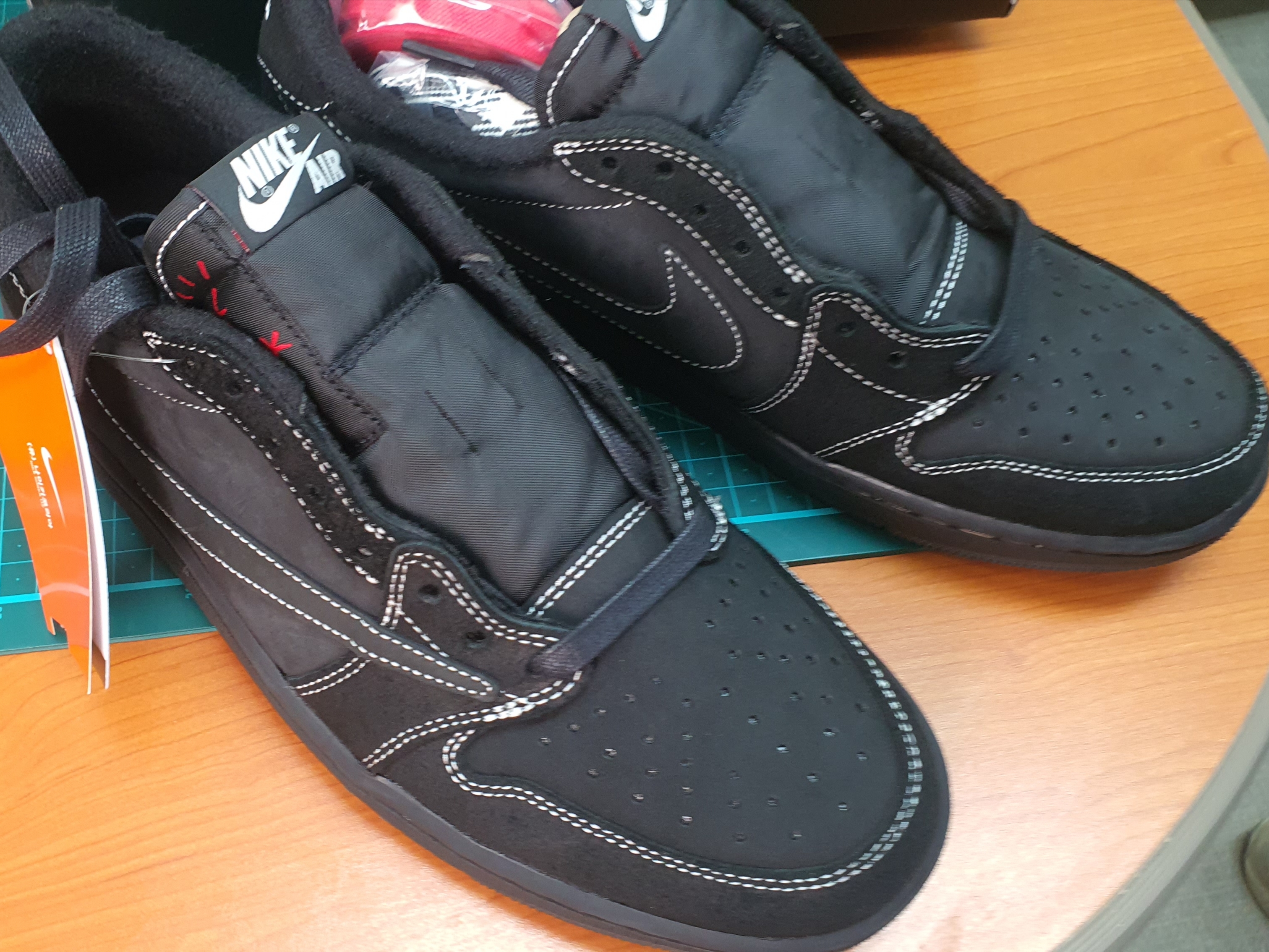 Jordan 1 x Travis Scott Retro Low OG SP Black Phantom 착용 스타일 - 2