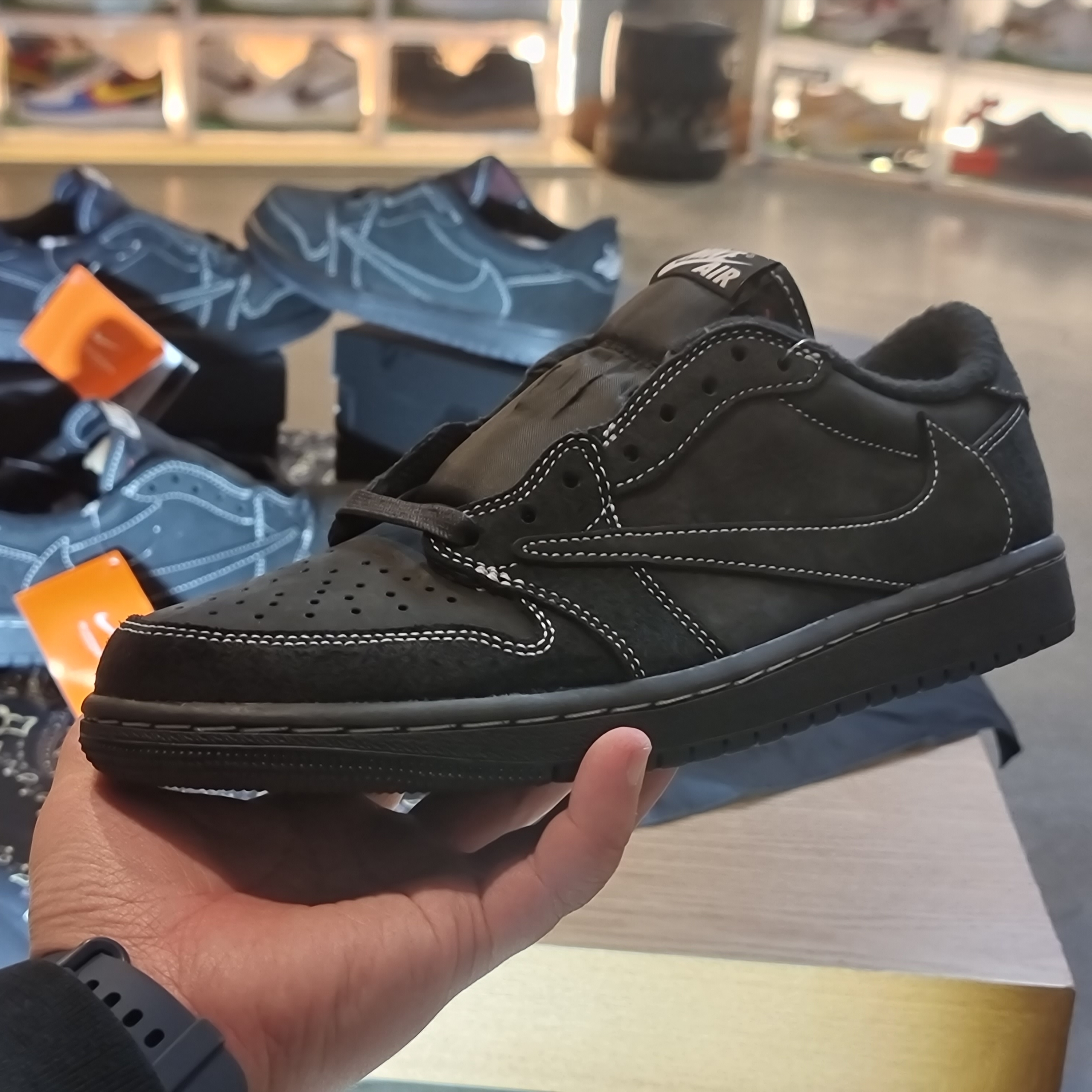 Jordan 1 x Travis Scott Retro Low OG SP Black Phantom 착용 스타일 - 4