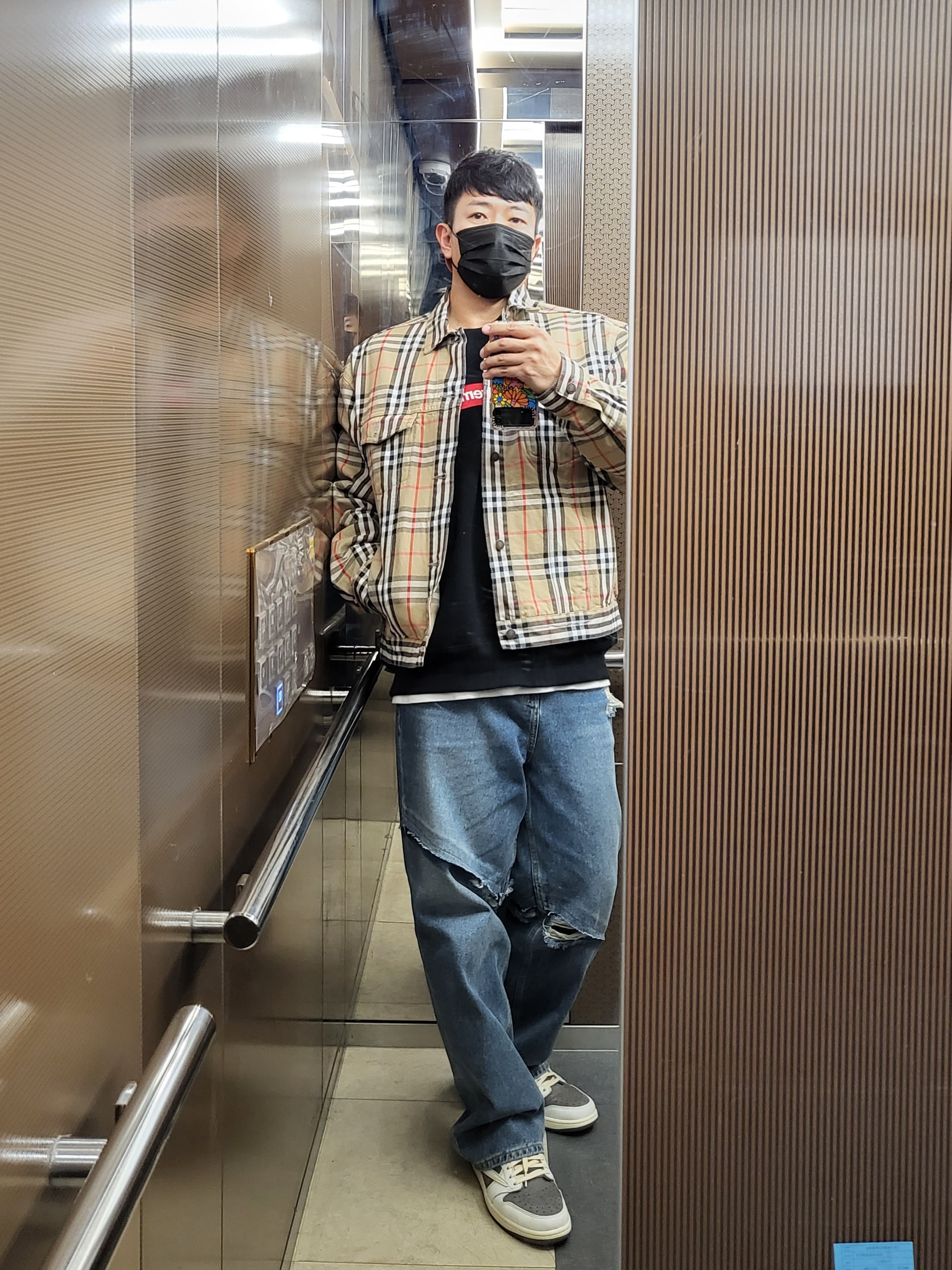 Supreme x Burberry Denim Trucker Jacket Beige - 22SS, Supreme Box Logo Crewneck Black - 22FW 착용 스타일