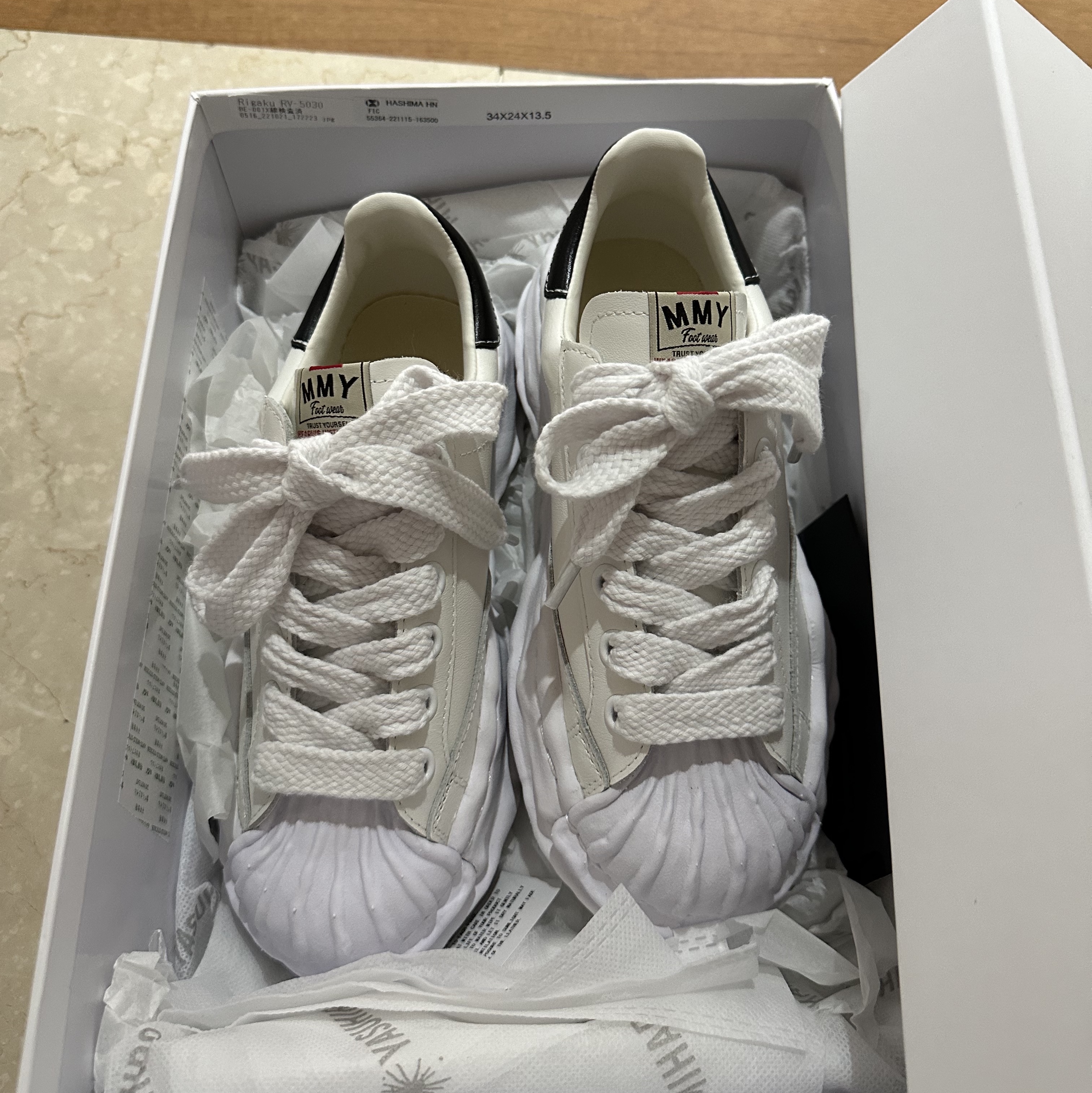 Maison Mihara Yasuhiro Blakey OG Sole Leather Low-top Sneakers White 착용 스타일