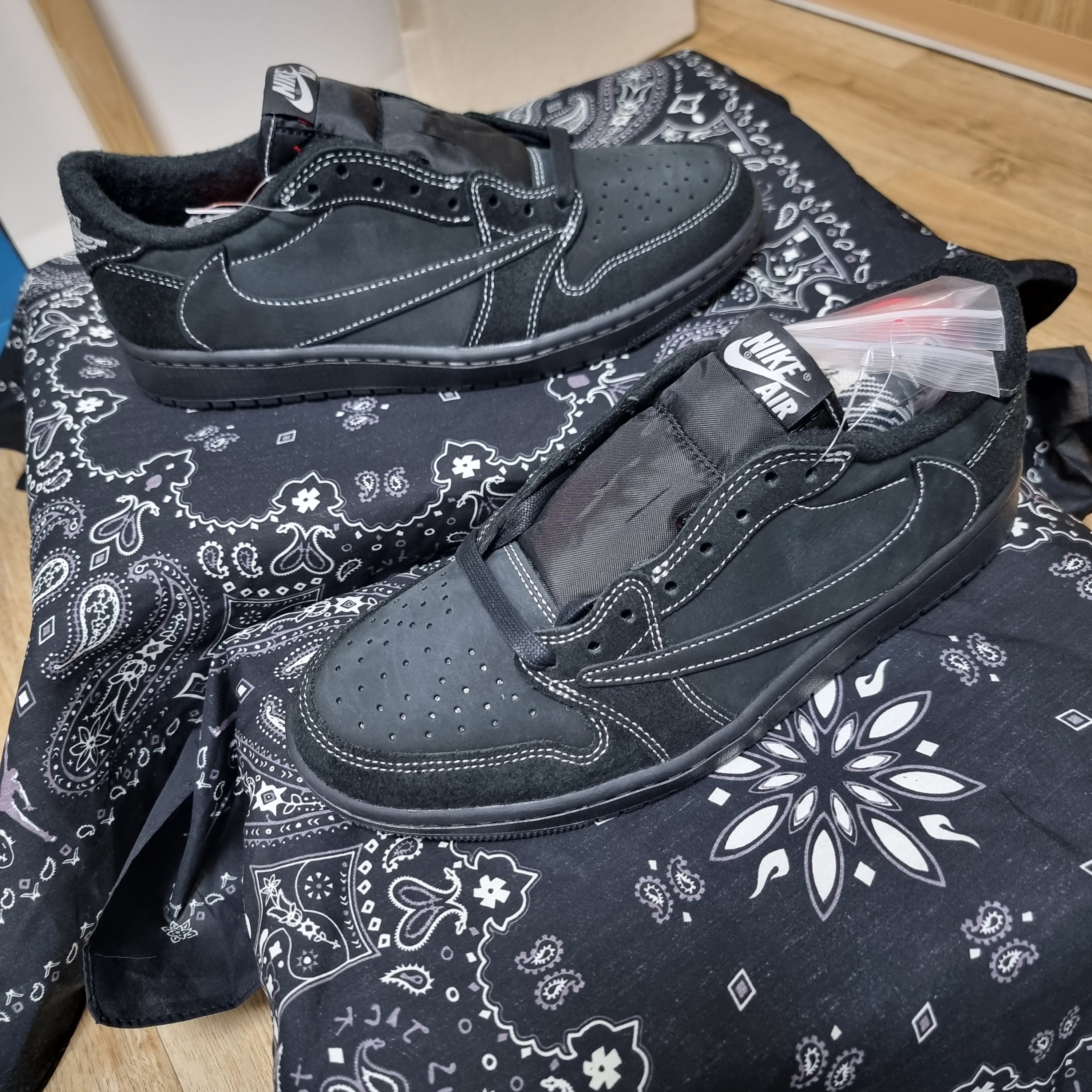 Jordan 1 x Travis Scott Retro Low OG SP Black Phantom 착용 스타일 - 4
