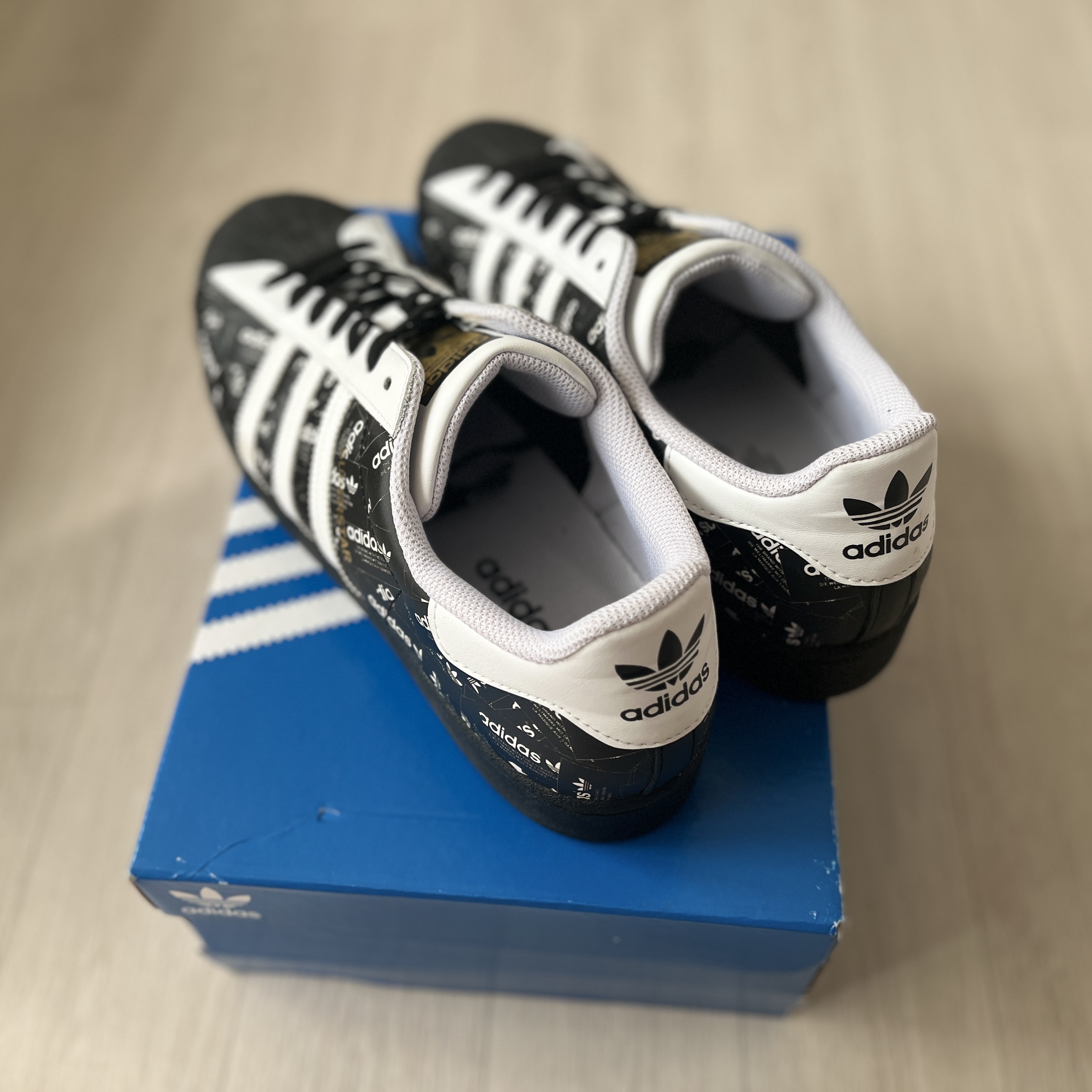 Adidas Superstar All Over Print Black 착용 스타일 - 2