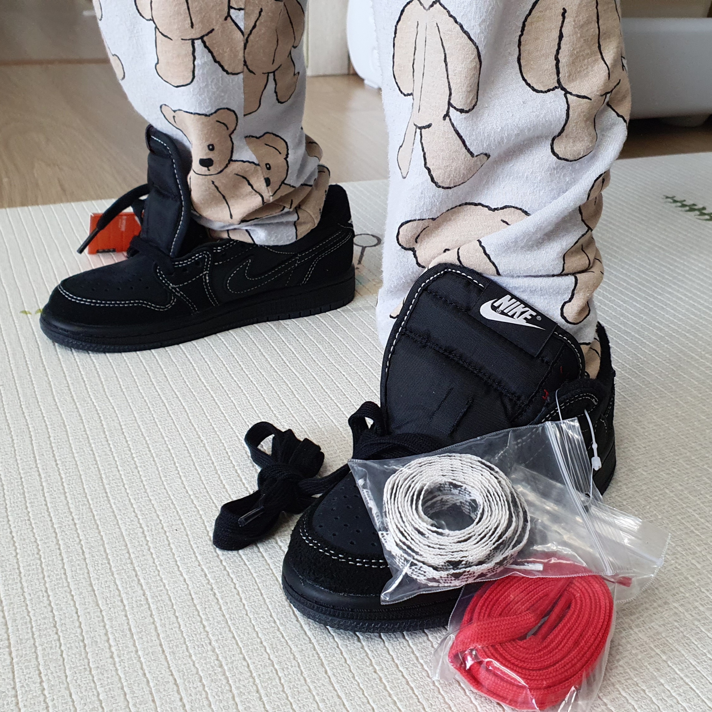 (PS) Jordan 1 x Travis Scott Retro Low OG SP Black Phantom 착용 스타일 - 5