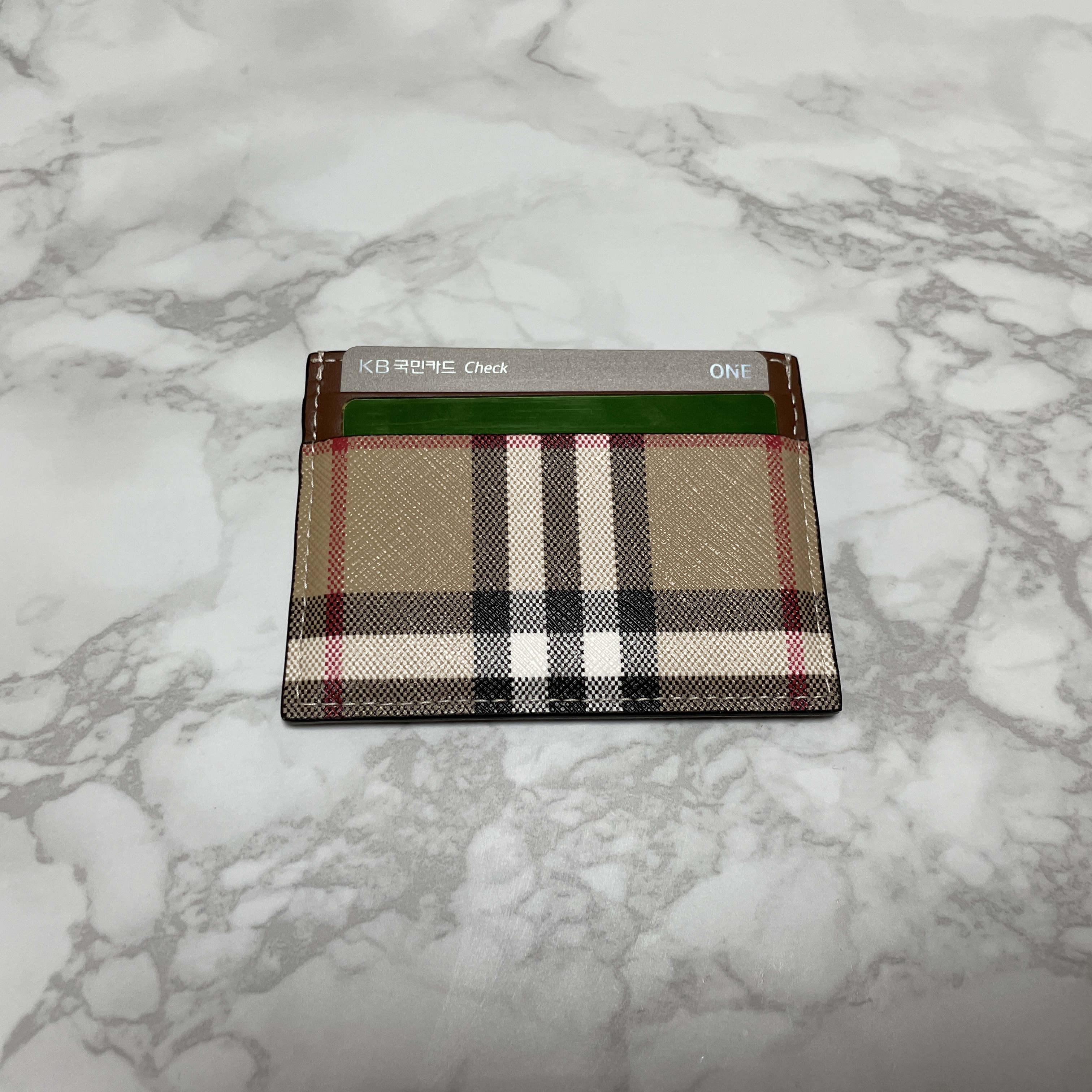 Burberry Vintage Check and Leather Card Case Tan 착용 스타일
