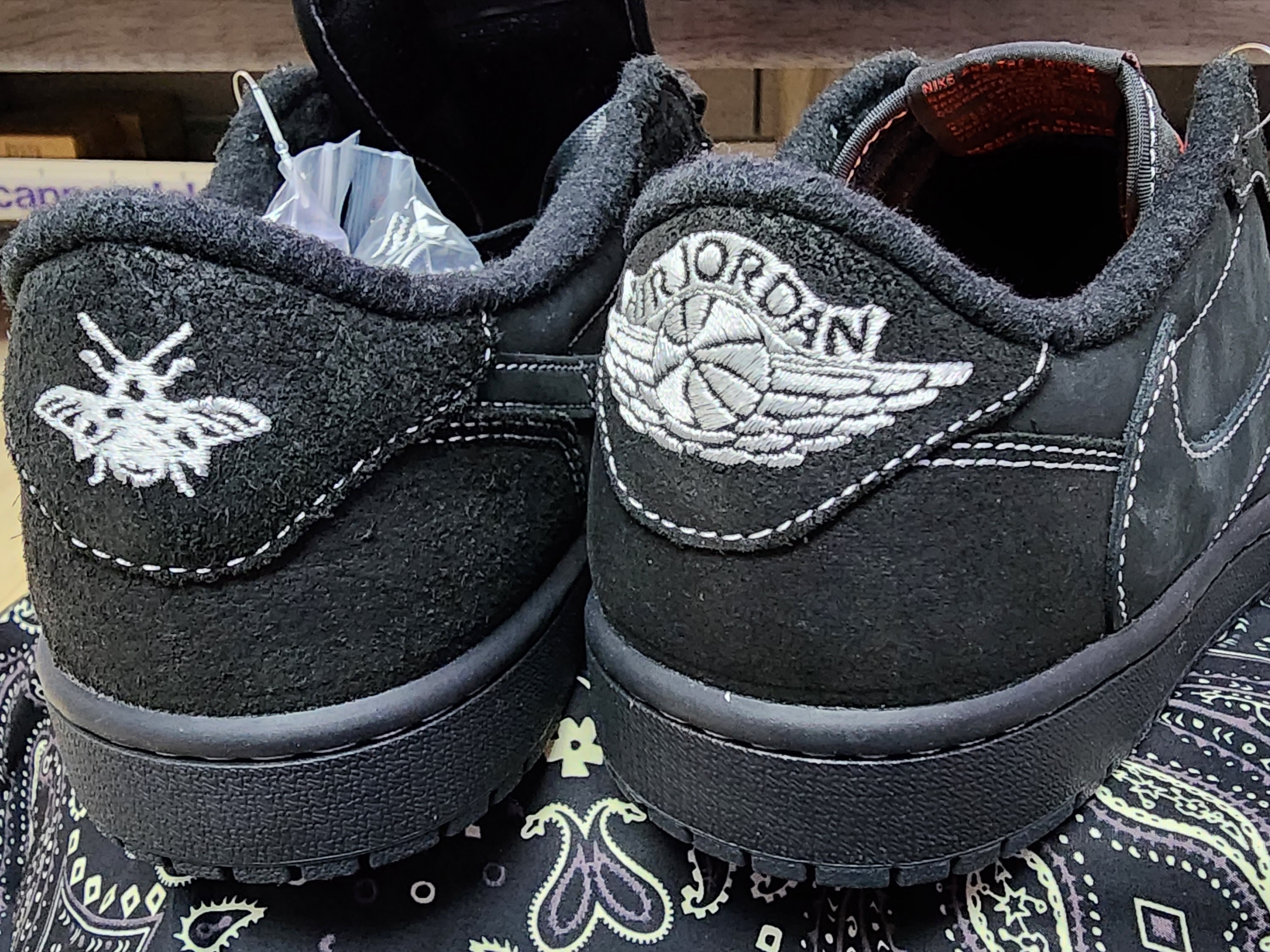 Jordan 1 x Travis Scott Retro Low OG SP Black Phantom 착용 스타일 - 3