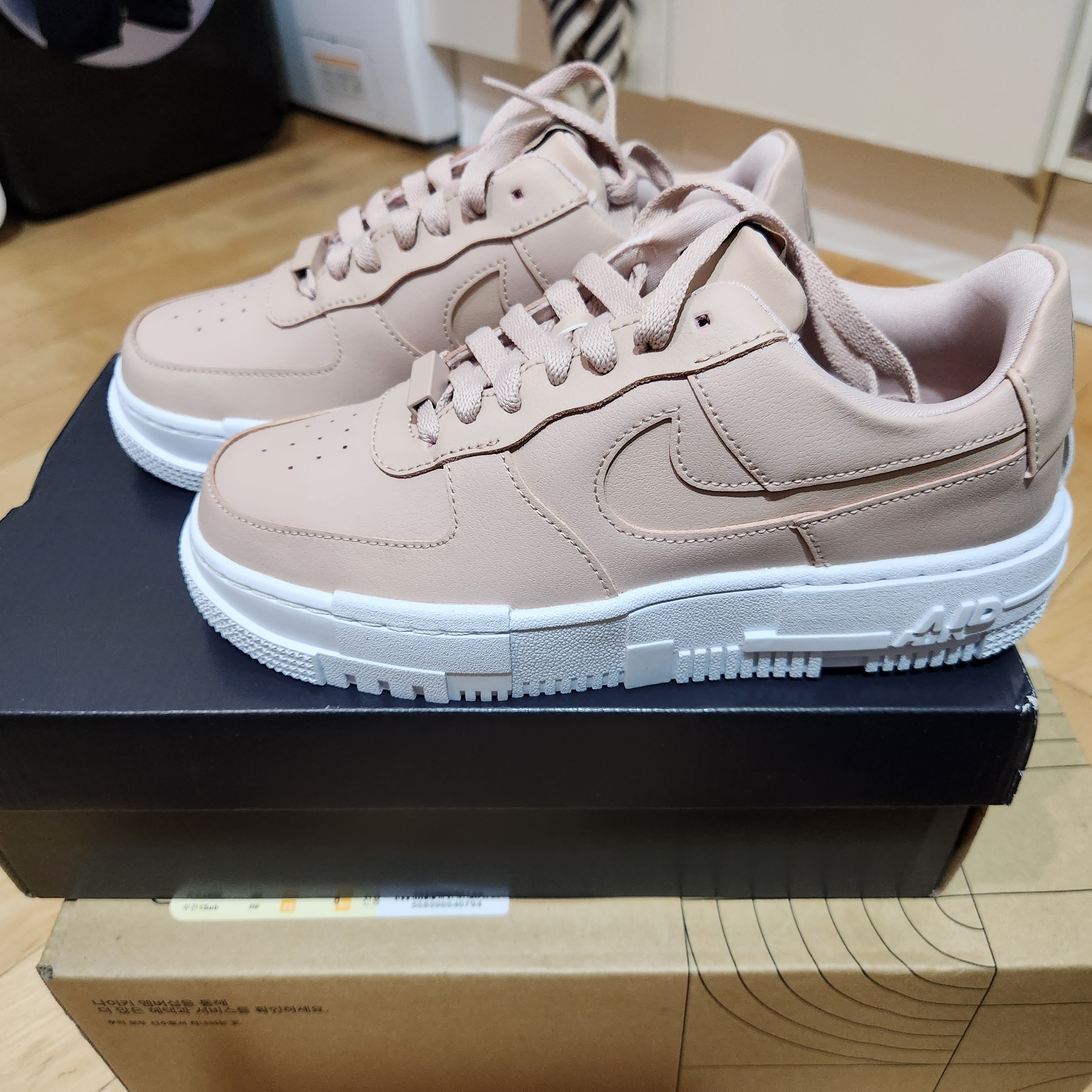 (W) Nike Air Force 1 Pixel Particle Beige 착용 스타일 - 2