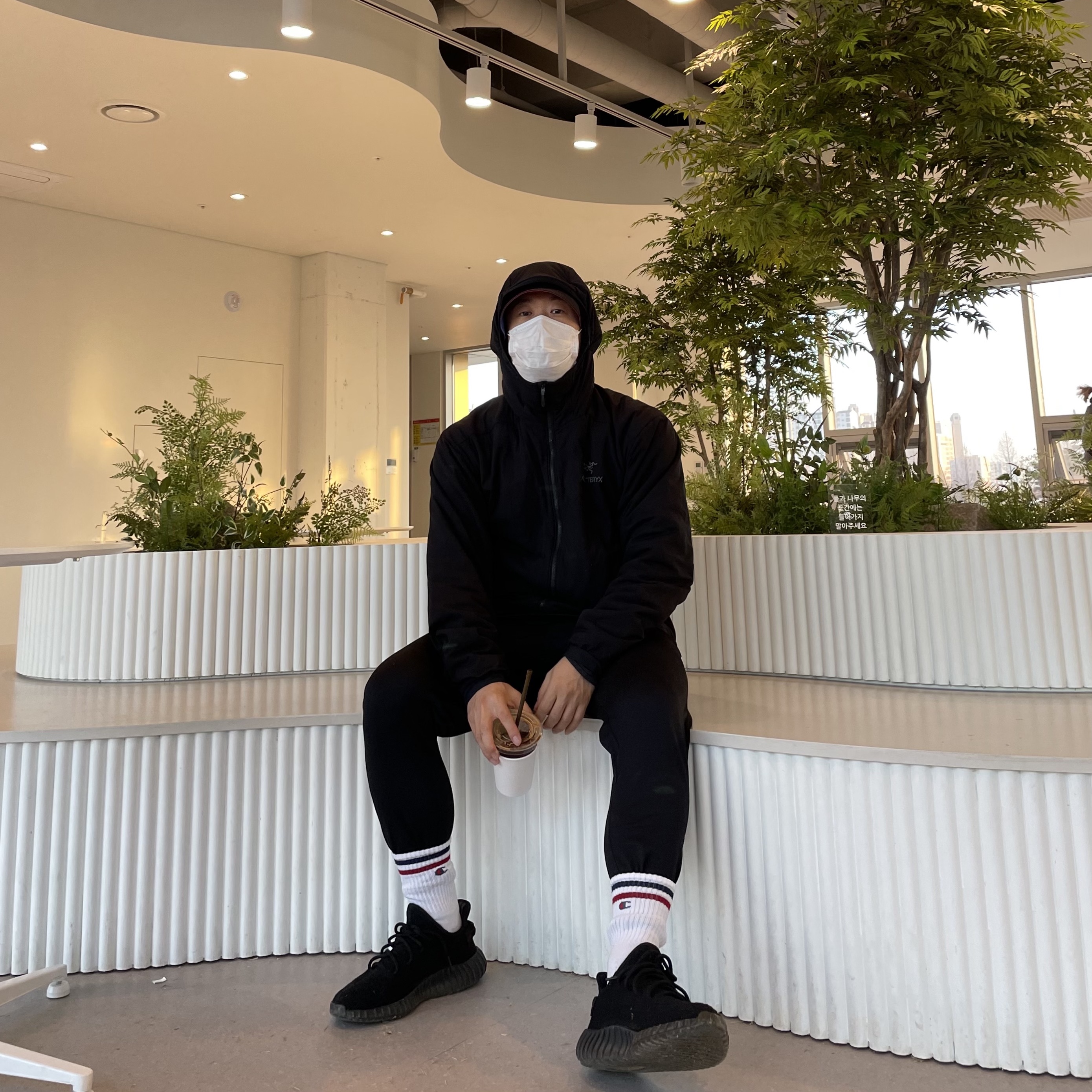 Adidas Yeezy Boost 350 V2 Black Red 2017, Arc'teryx Atom LT Hoody Black 착용 스타일
